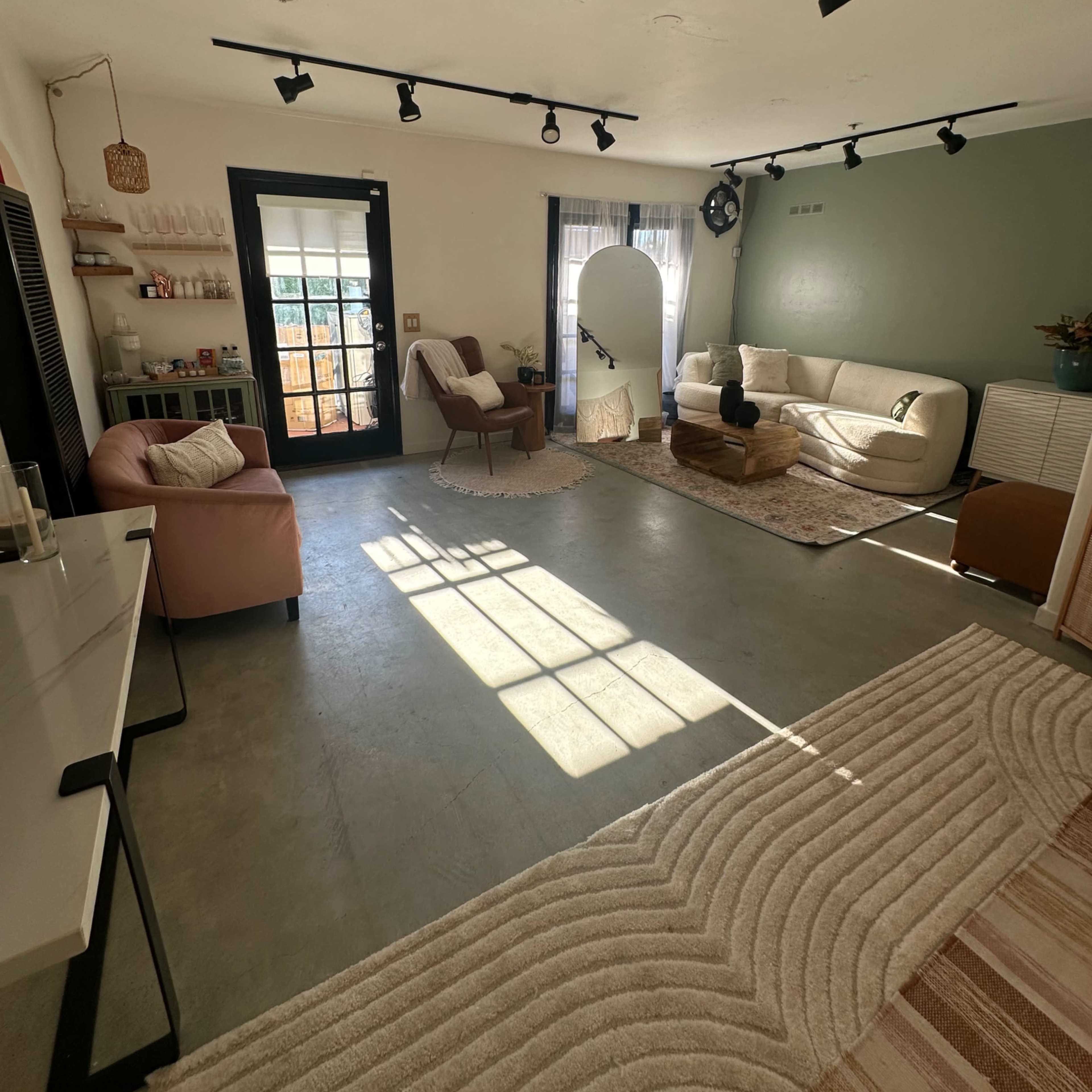 Intimate flex space/ studio 3 minutes from the beach. Very peaceful and private space for all your needs. Image in San Clemente, San Clemente, CA