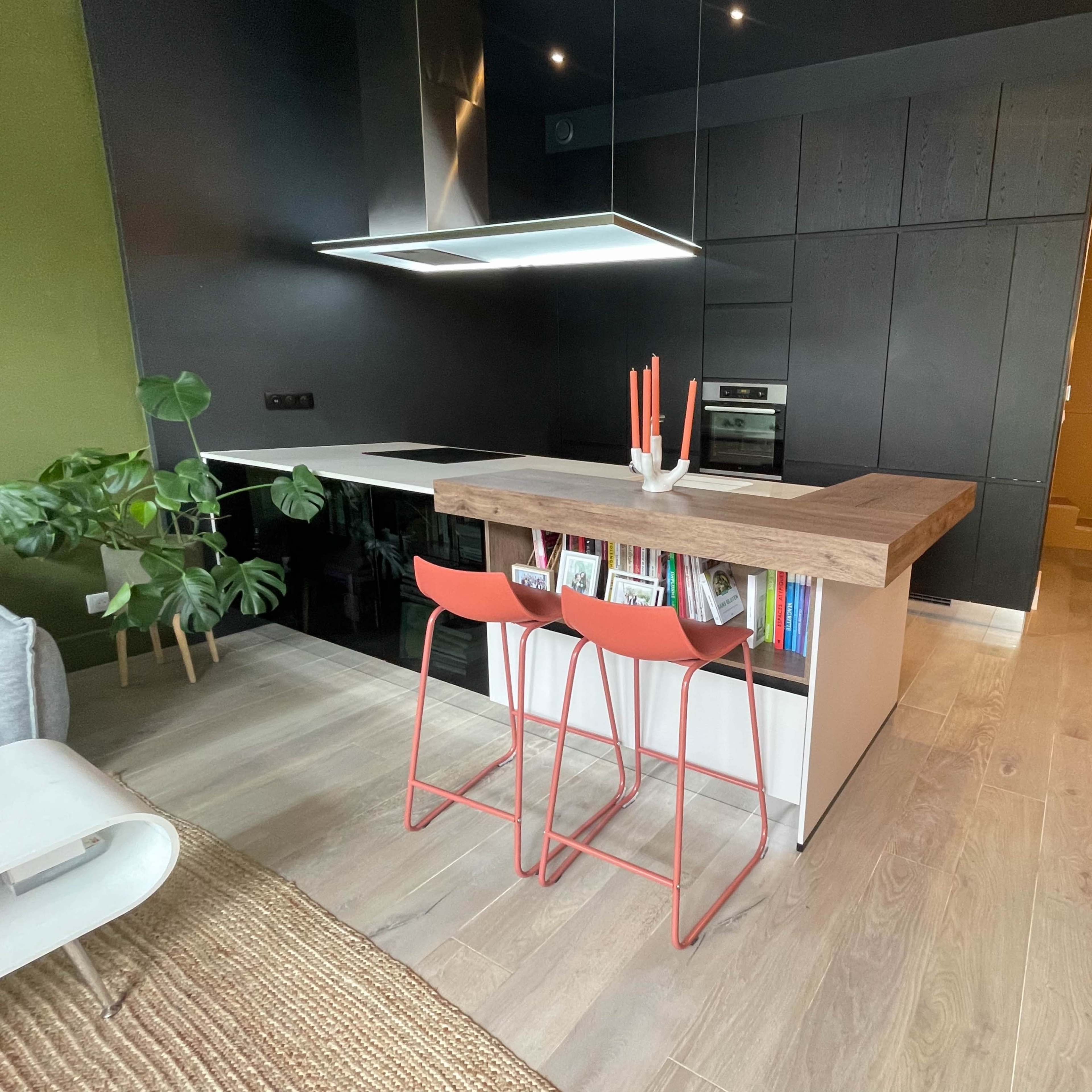 Cuisine style loft chaleureux et spacieux Image dans , Bagneux, Île-de-France