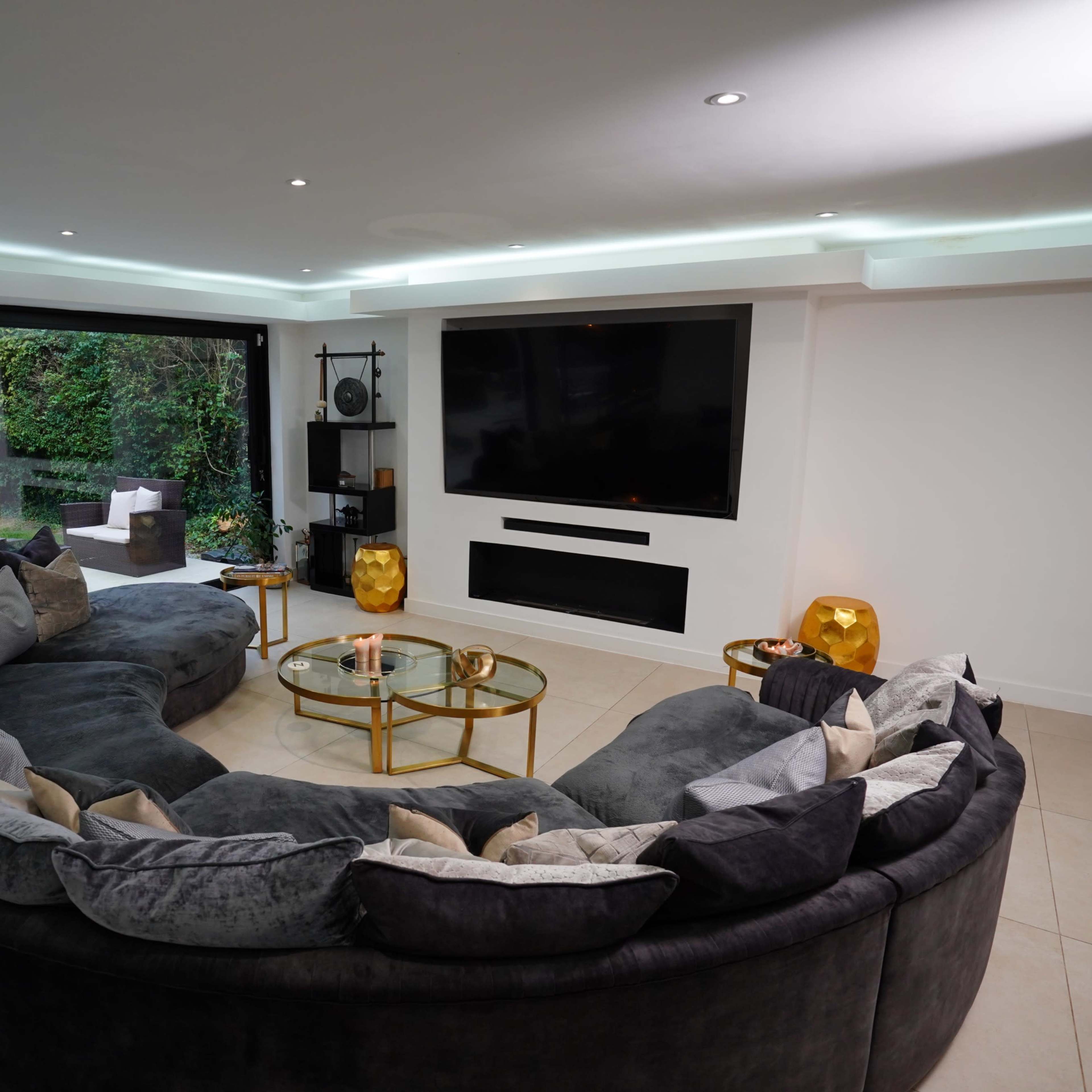 Open plan Large modern detached family home Image in Purley, Purley, England
