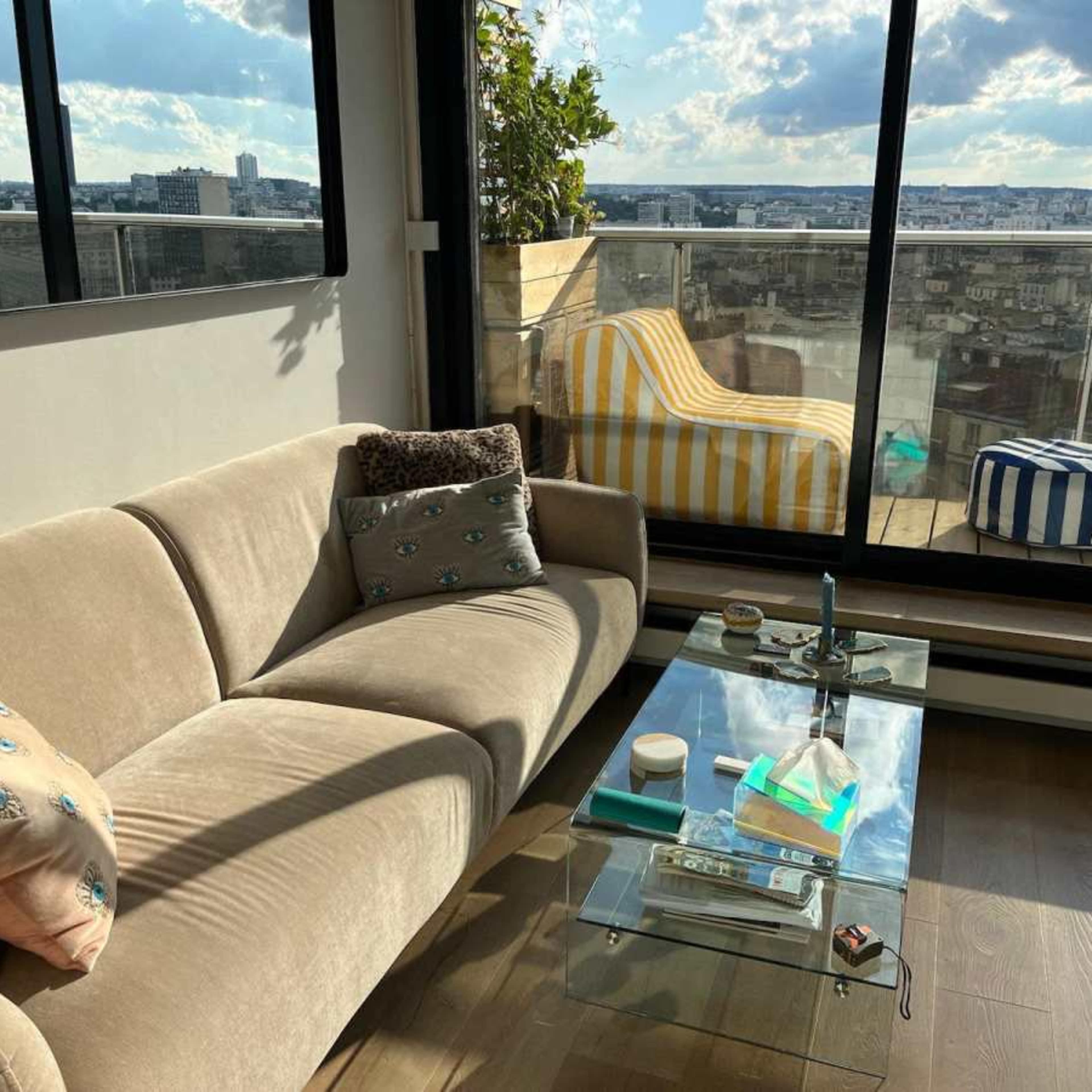 Appartement et balcon lumineux avec vue panoramique sur Paris Image dans Maison-Blanche, Paris, Île-de-France