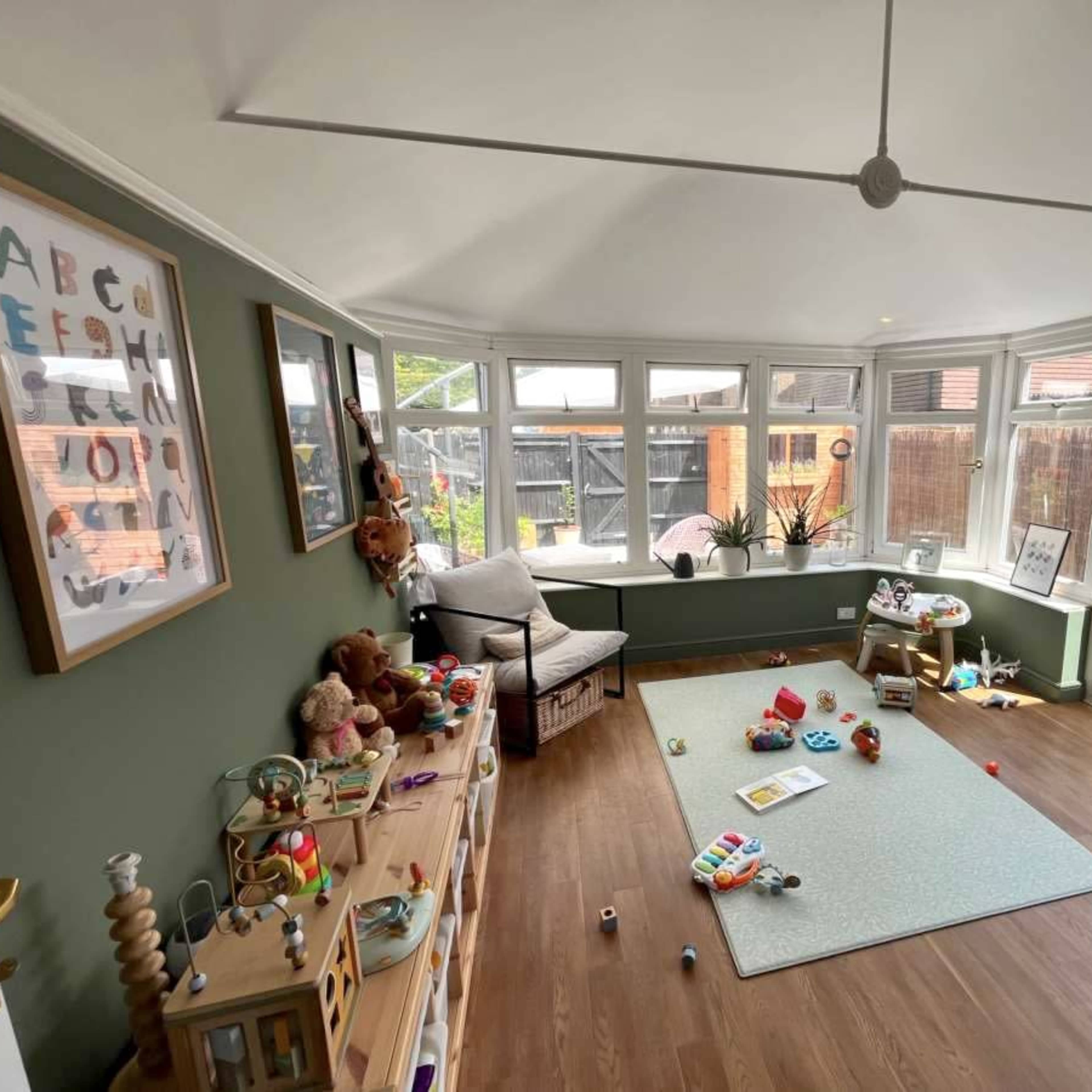 🏡☀️ Bright Family Home with Playroom and Courtyard Garden Image in Petersfield, Petersfield, England
