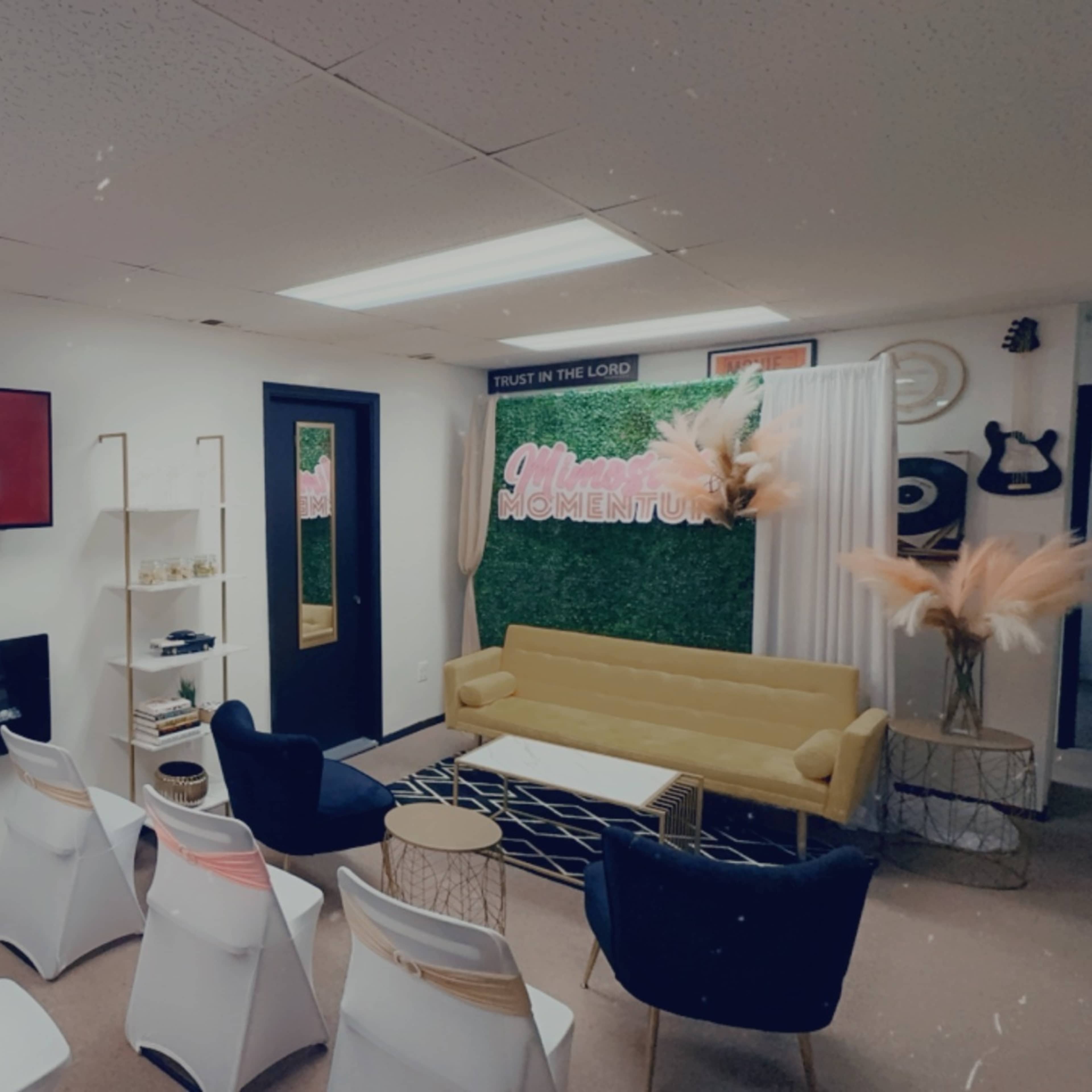 Living Room Vibe: The Perfect Spot for Gatherings, Events, and More Image in St. Clair Shores, St. Clair Shores, MI