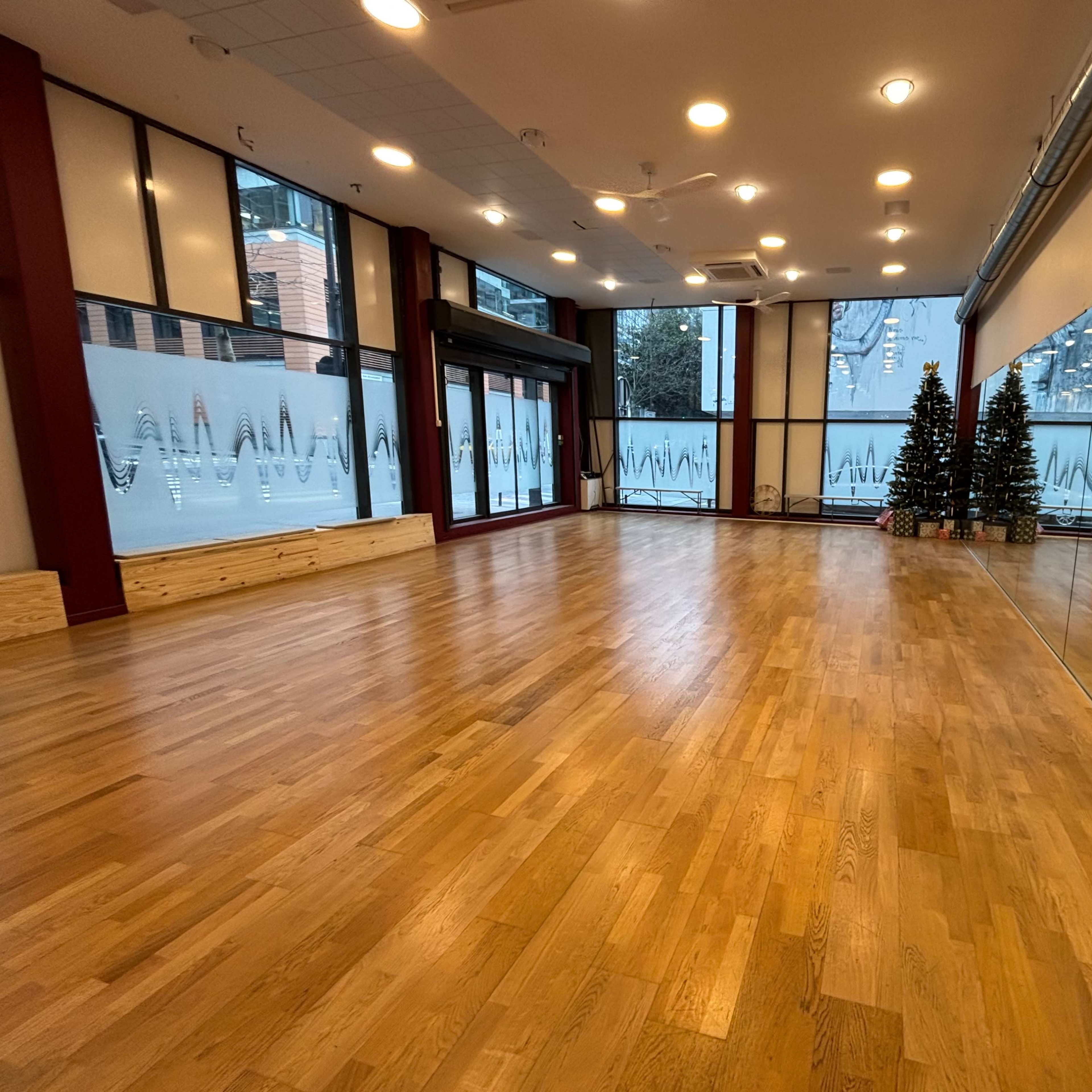 Grande salle de danse avec parquet Image dans Quartier de la Gare, Paris, Île-de-France