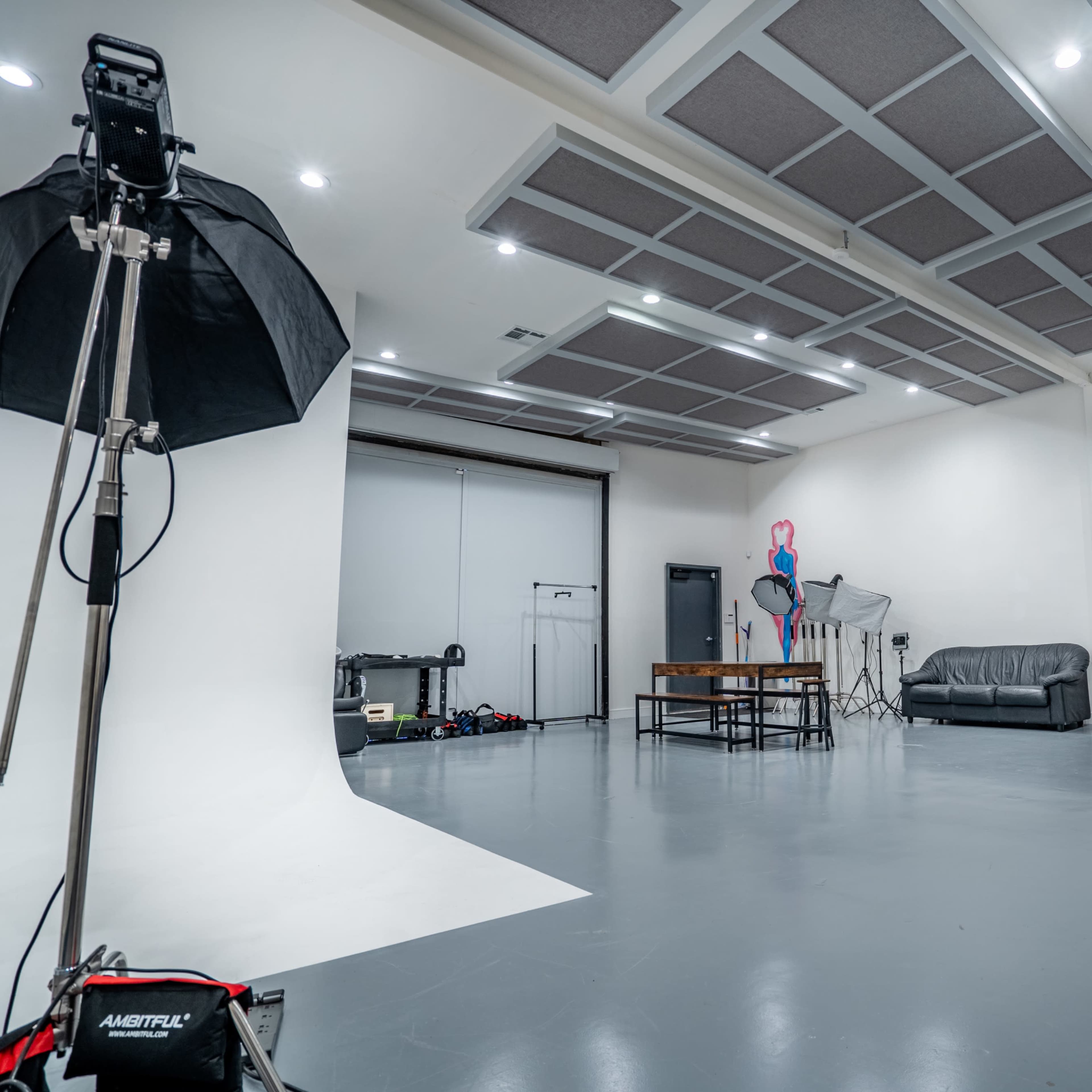 SPACIOUS PHOTO STUDIO WITH CYC WALL Image in Valley Glen, Los Angeles, CA