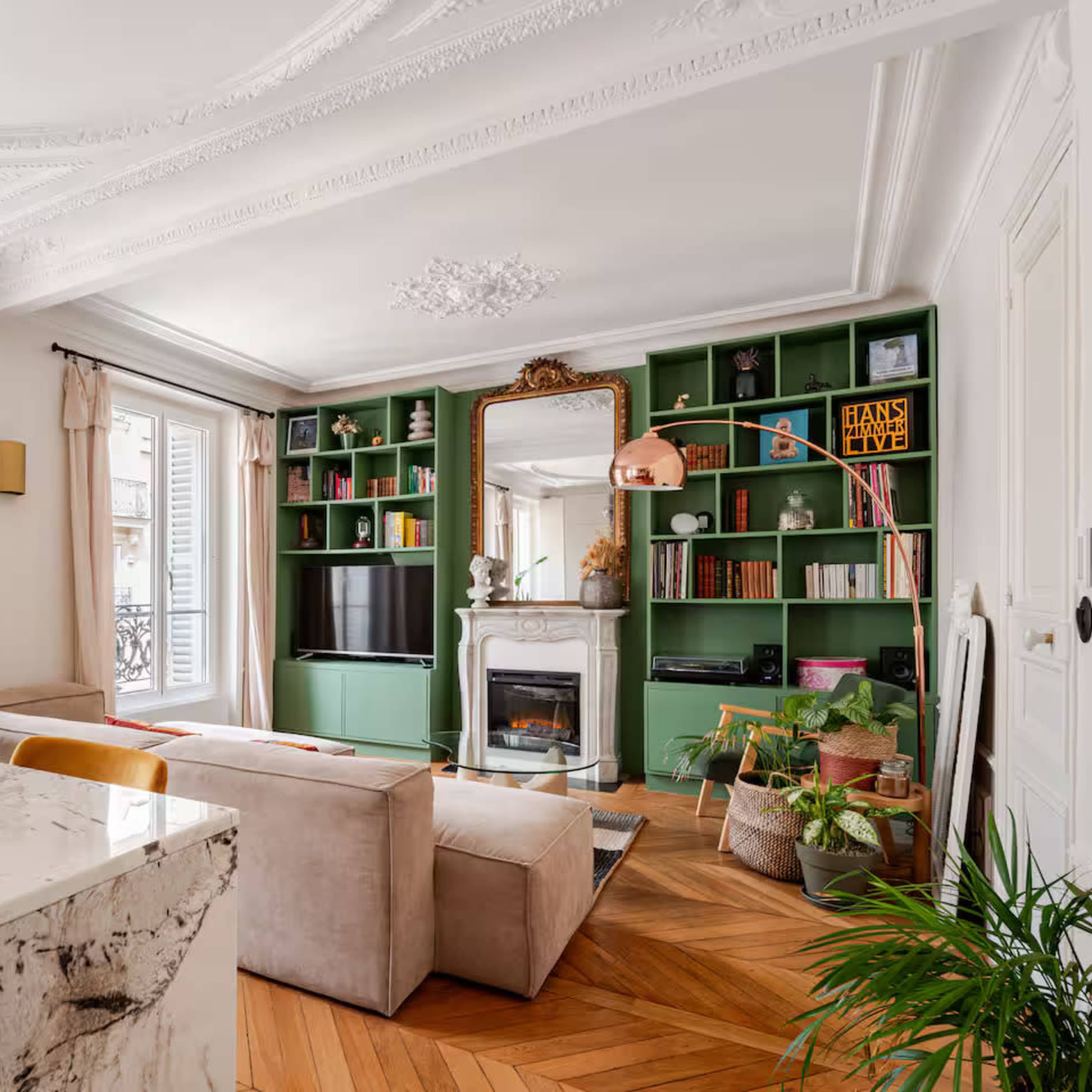 Élégant appartement haussmannien square d'Anvers Image dans Rochechouart, Paris, Île-de-France