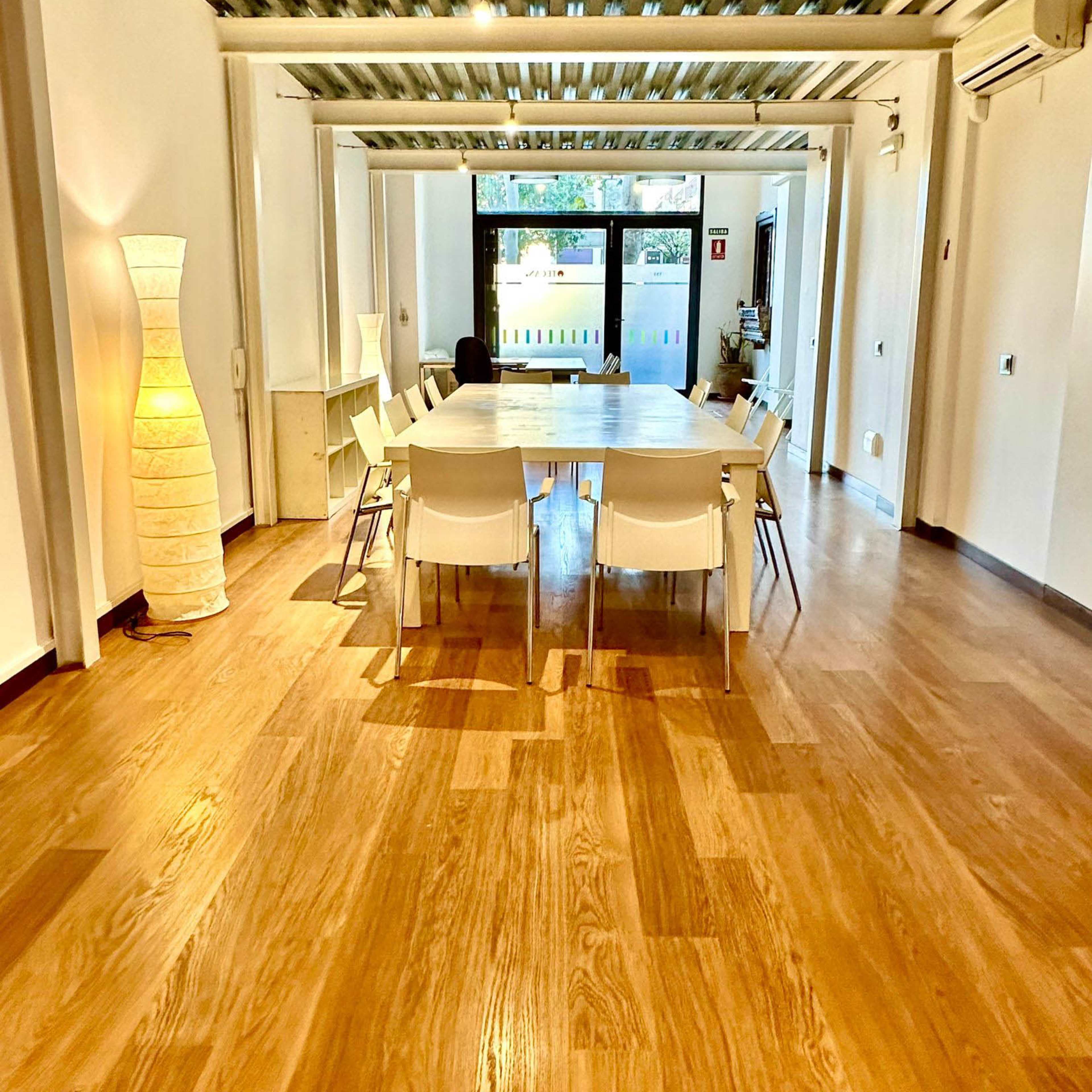 Hall polivalente diáfano acristalado en el centro de Barcelona Imagen en Fort Pienc, Barcelona, CT