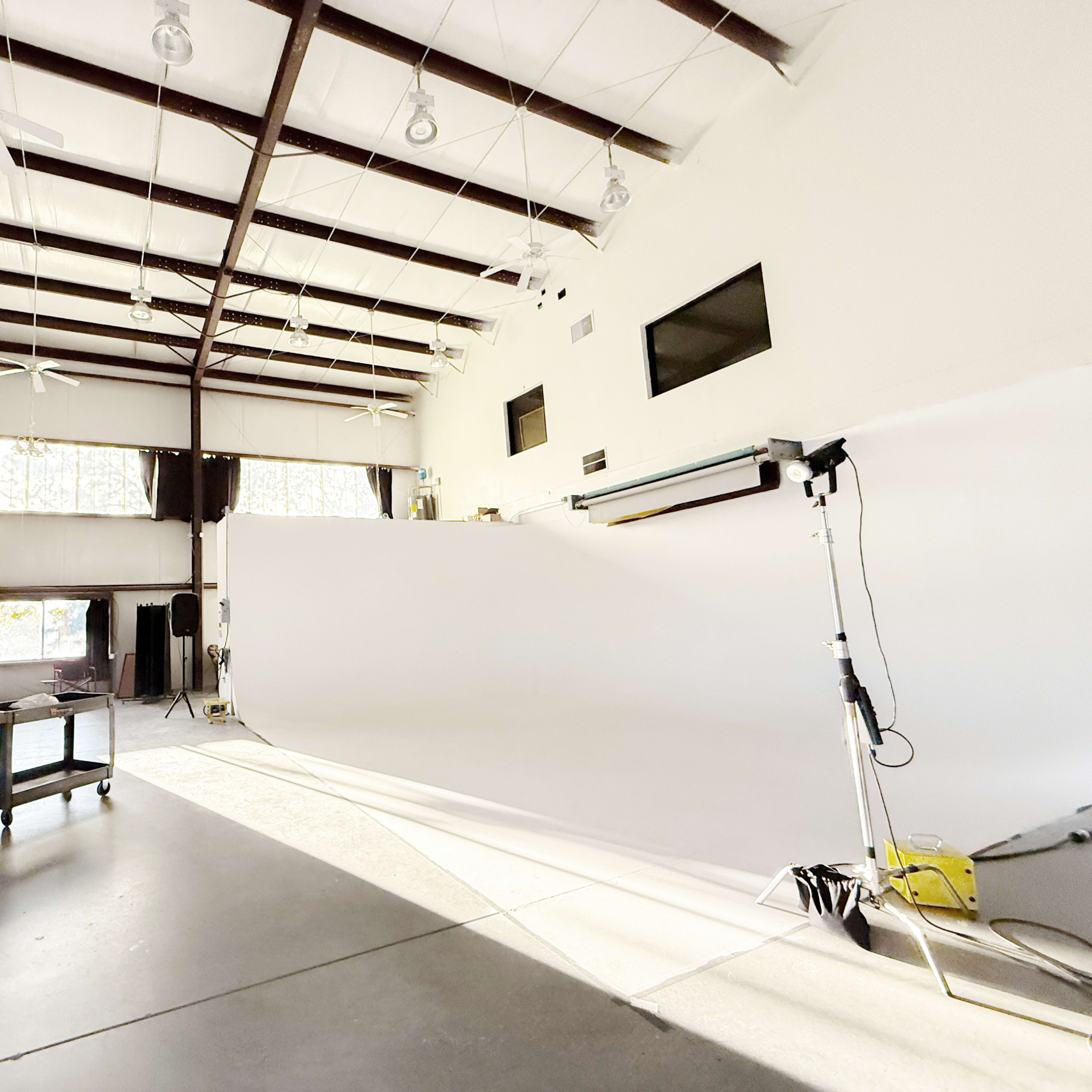 HAPPY CAT STUDIO: Cyclorama Wall, Flex Space, High Ceilings, Drive In Door Image in Mableton, Mableton, GA