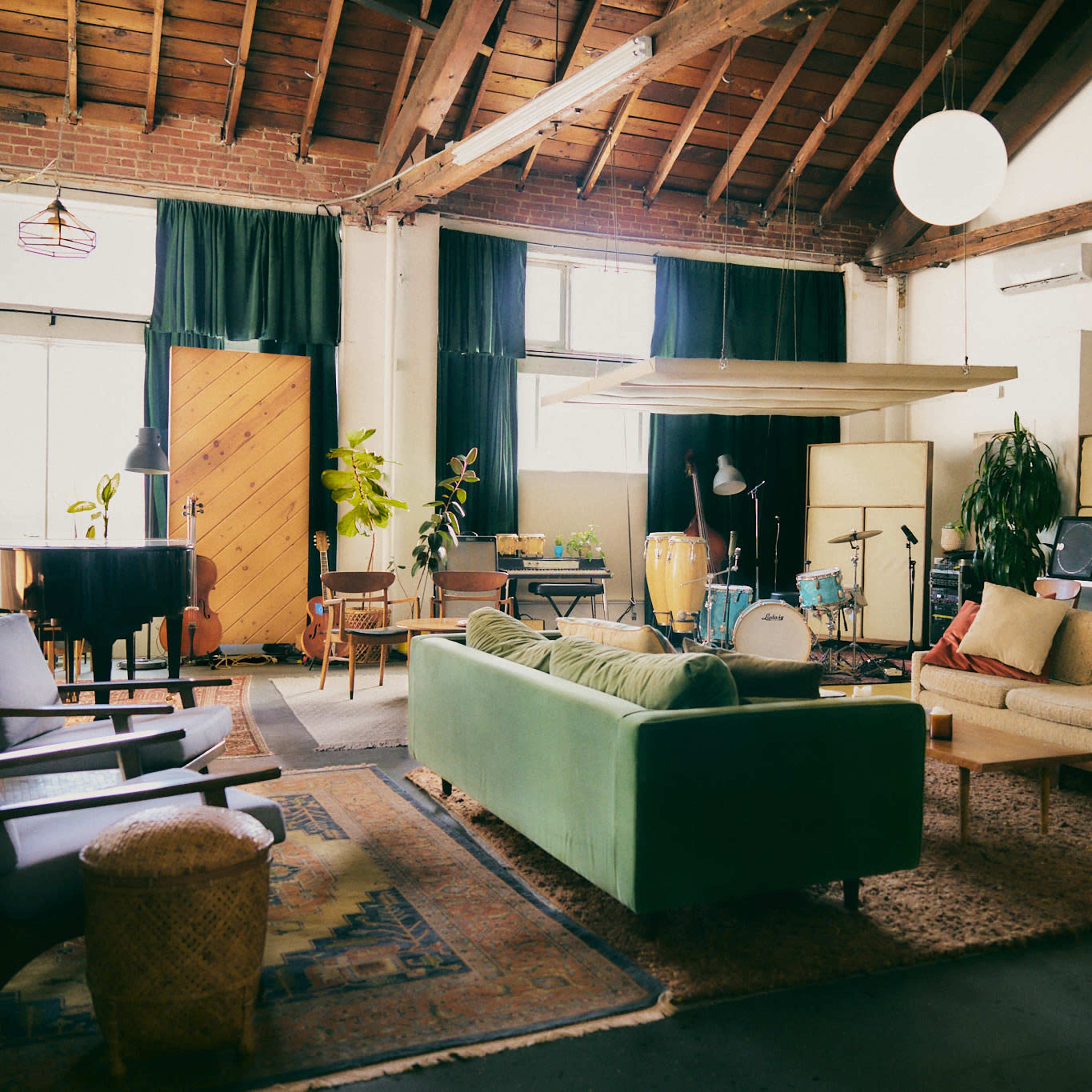 Spacious Mid-Century Modern Loft with Natural Light and High Ceilings in DTLA Image in Central LA, Los Angeles, CA