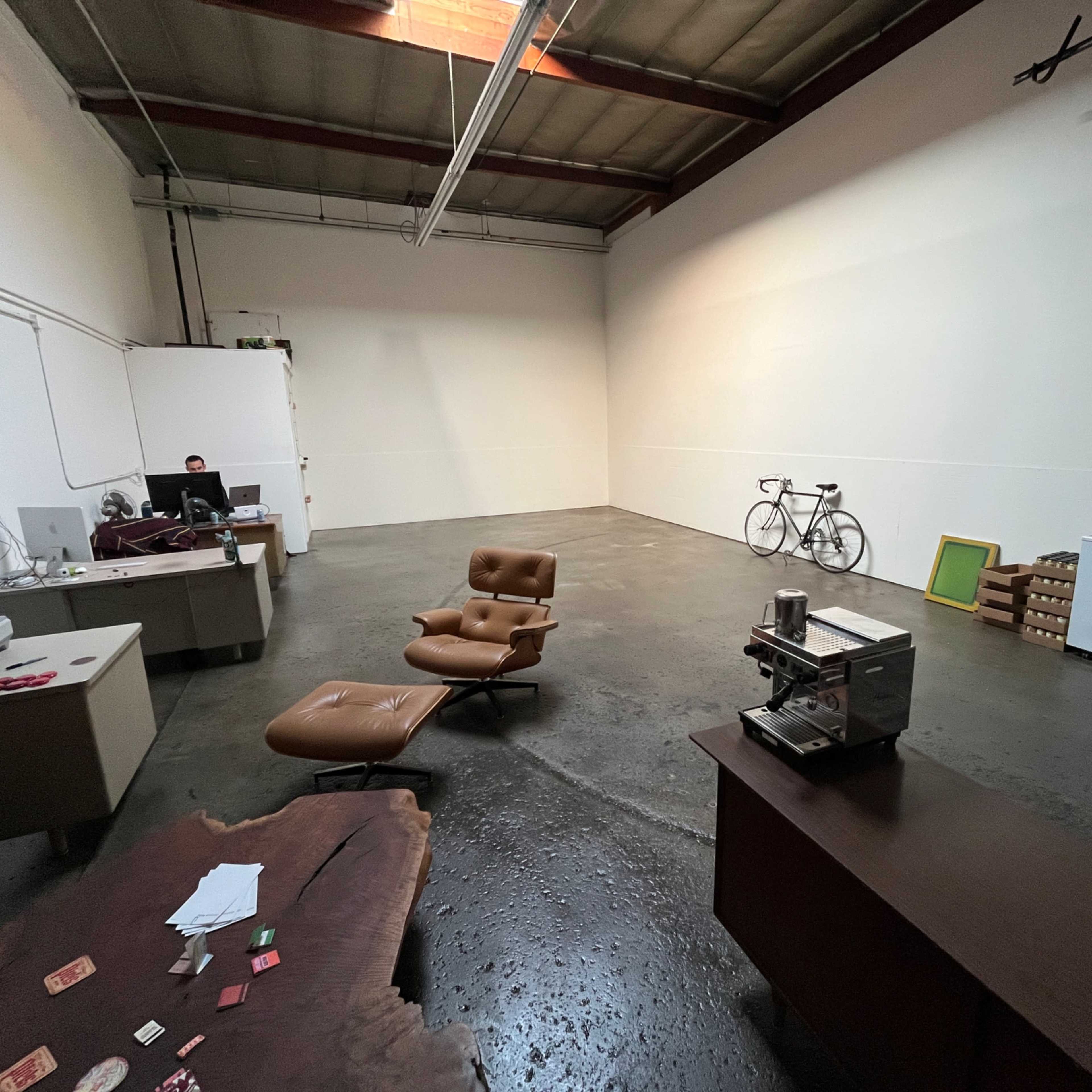 Versatile 1,000 sq. ft. Production Space with Roll-Up Gate Access Image in Washington, Long Beach, CA