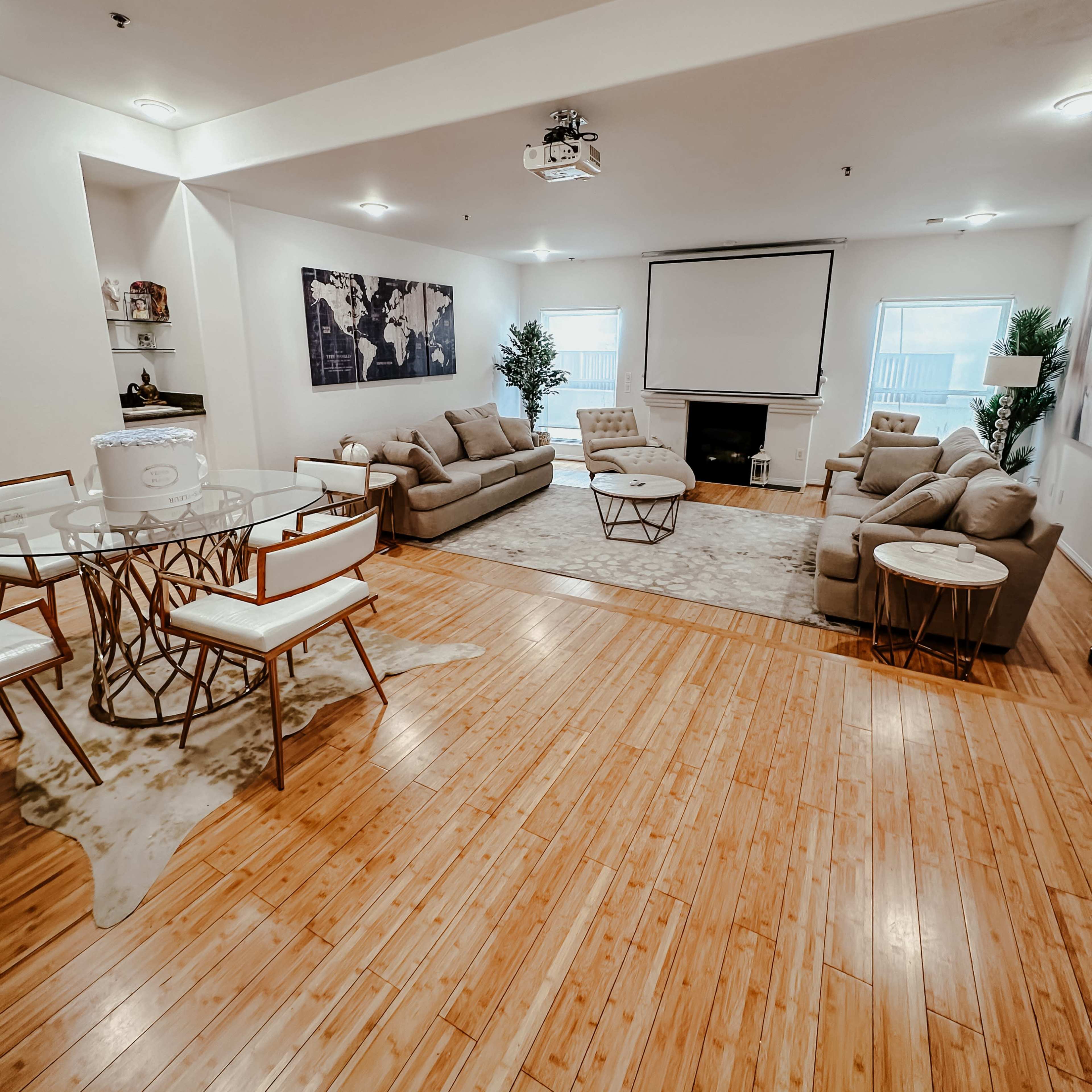 Brentwood Family Retreat with Open Floor Plan & Modern Décor – Perfect for Photoshoots Image in Brentwood, Los Angeles, CA