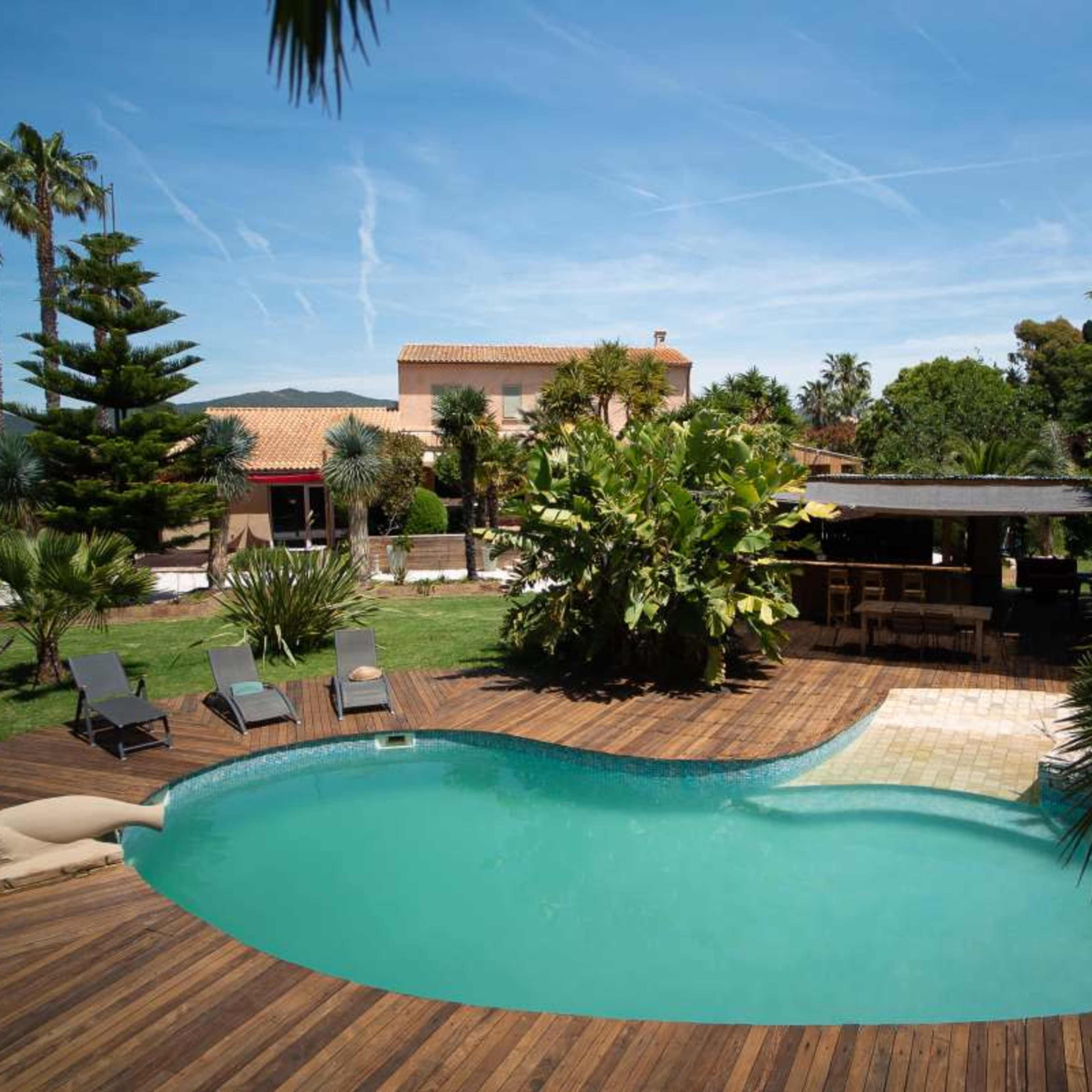 Jardin tropical et piscine Image dans Hyères, Hyères, Provence-Alpes-Côte d'Azur