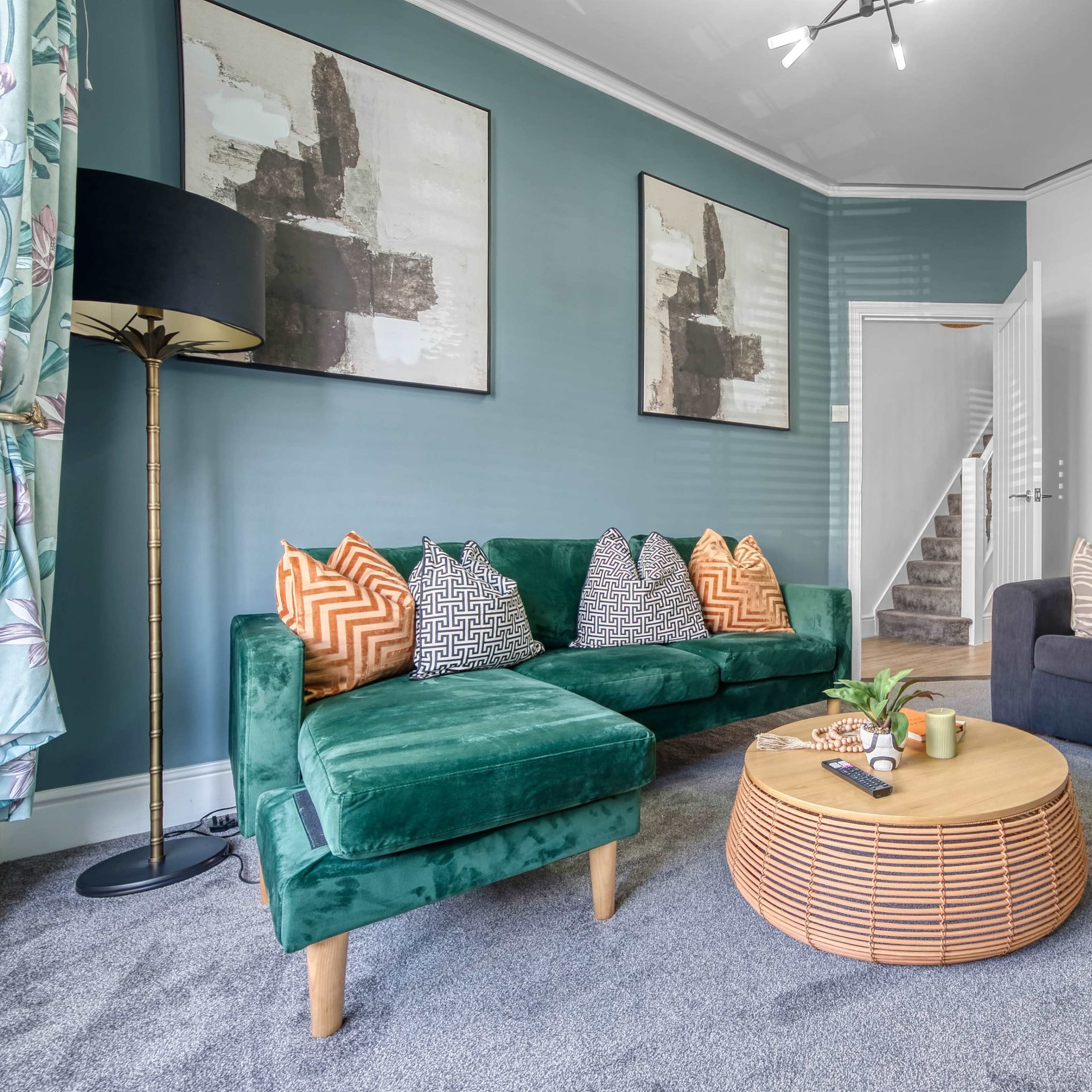Maxwell Manor 3-BR Stunning Retreat Manor, Sleeps 8 with Parking Image in Southsea, Southsea, England