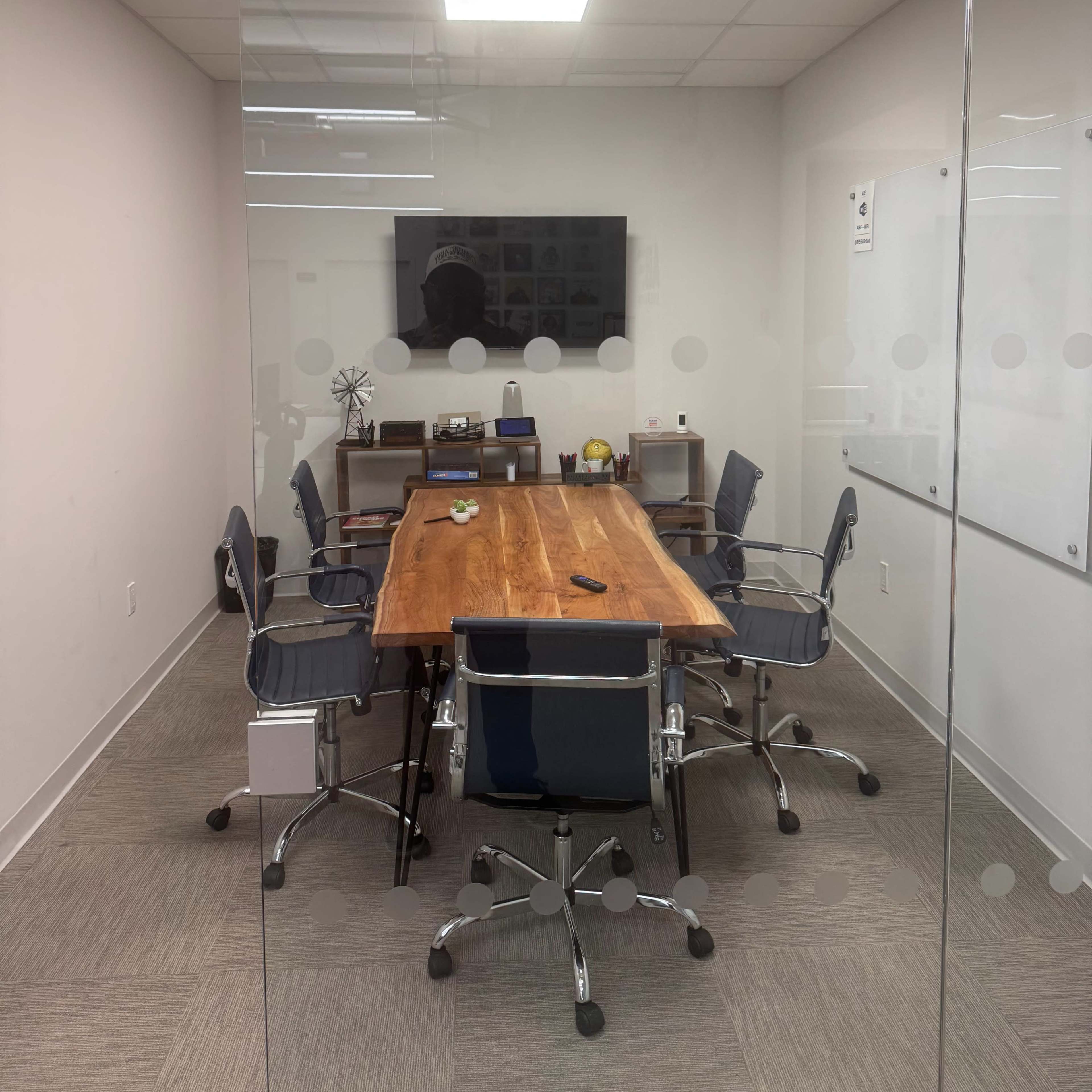 🏙️ Sleek Downtown Huddle Room for Collaboration & Creativity 🚀 Image in Central Ward, Newark, NJ