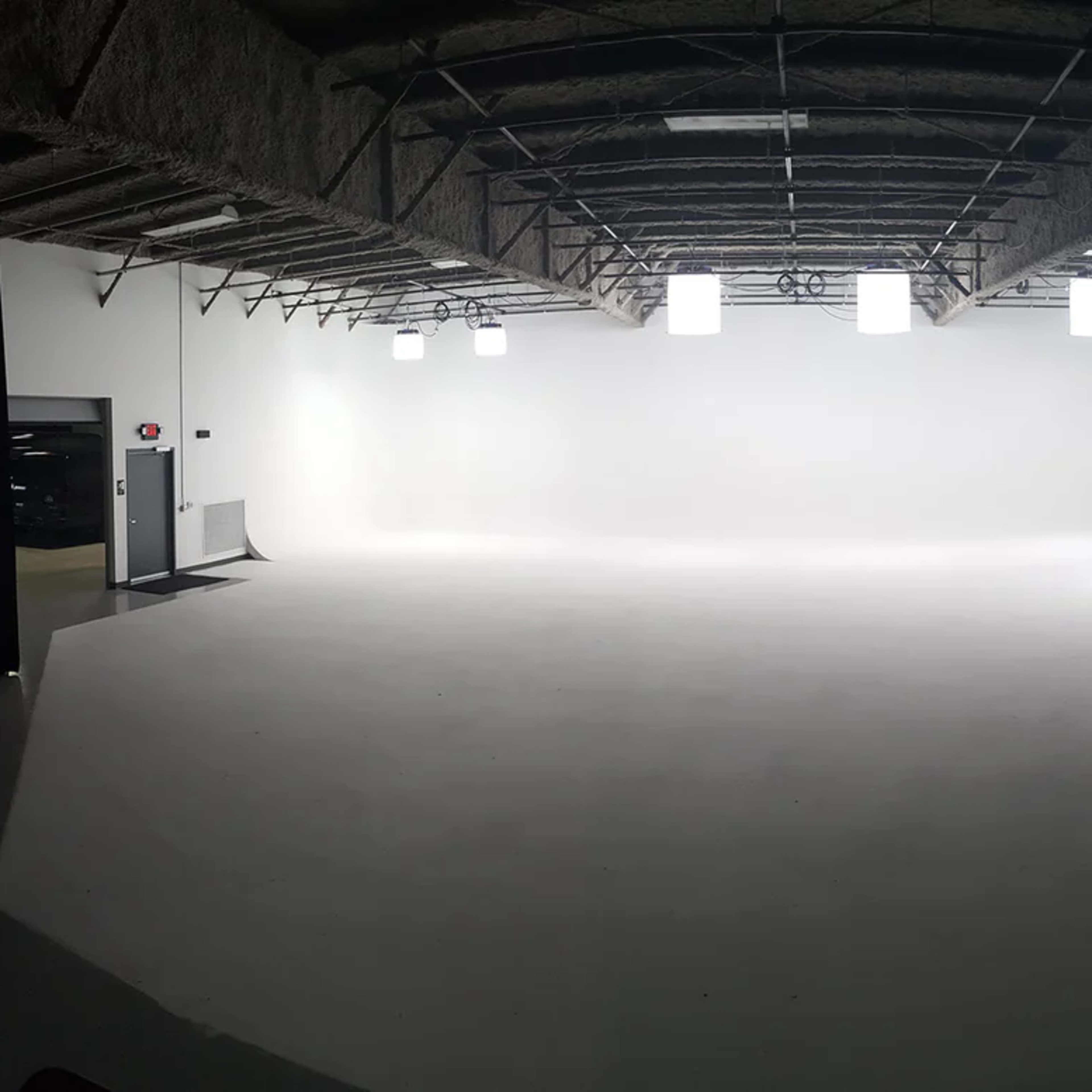 Studio Space with 3 Walled Cyc Image in Mifflin Township, Gahanna, OH