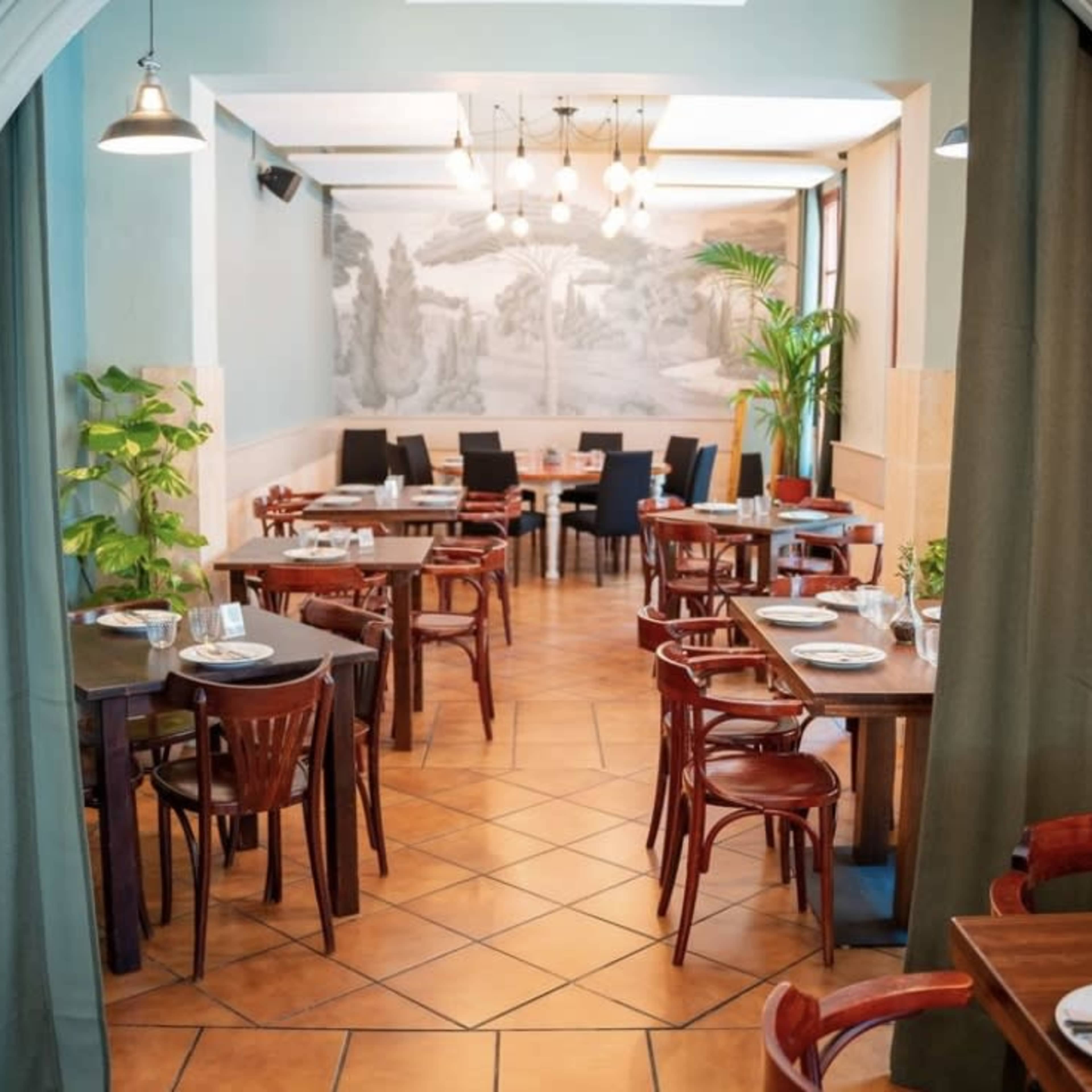 Restaurante con mucho encanto, fachada catalogada de bien general. Edificio emblemáticos modernista finales siglo XIX. Construido en 1870 Imagen en Palma, Palma, IB