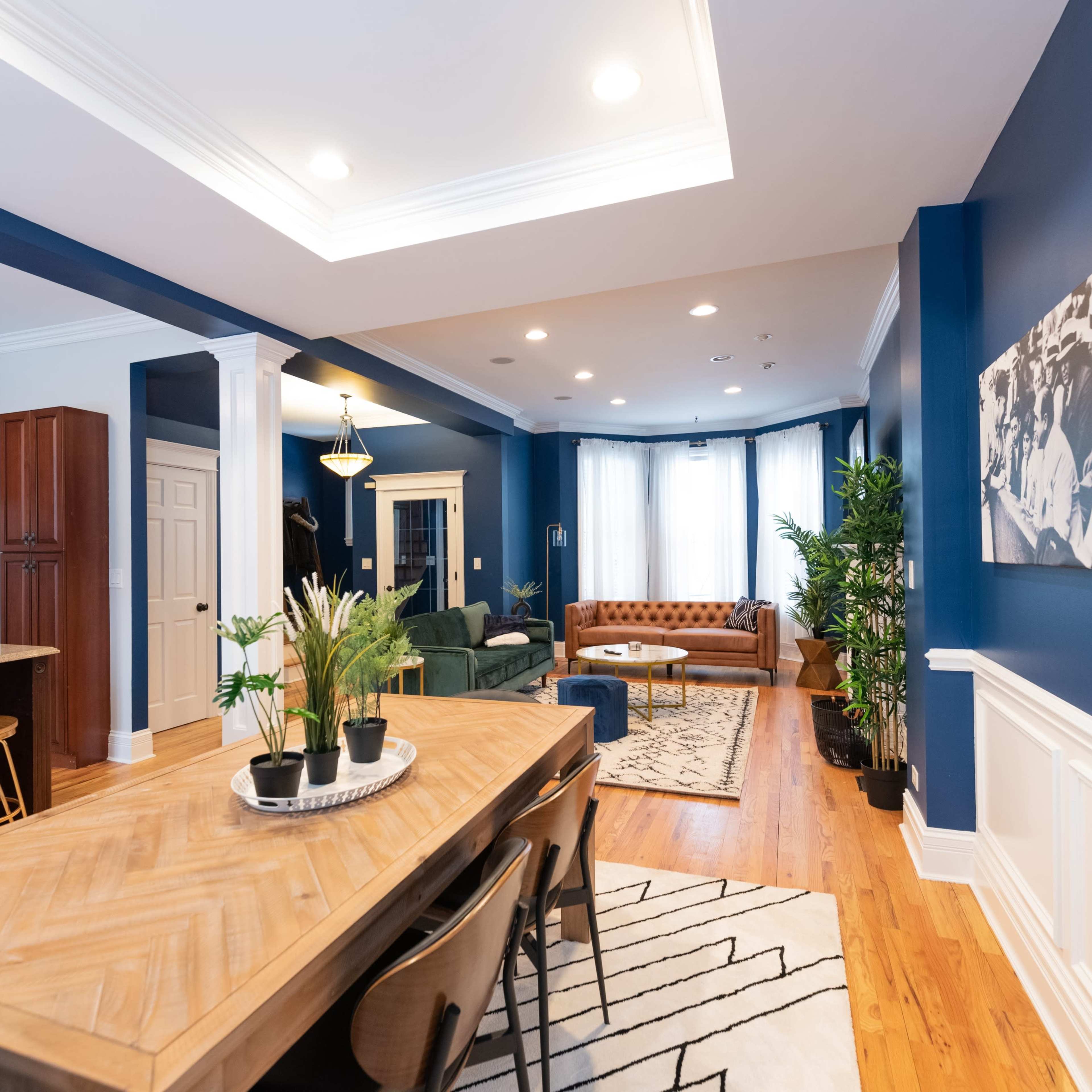 Historic Wrigleyville Greystone - renovated and prof decorated Image in Lake View, Chicago, IL