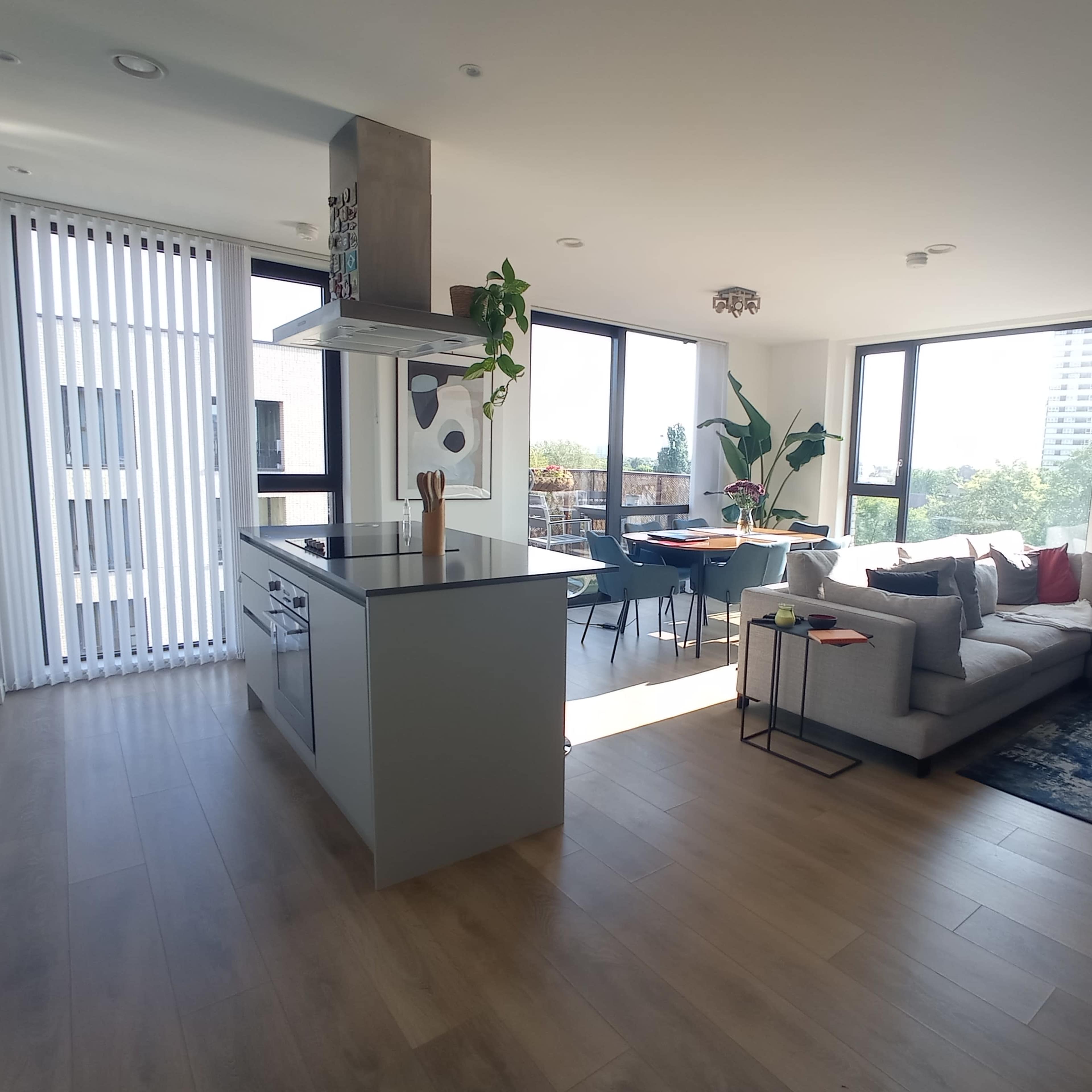 3 Bedroom apartment, full of natural light with modern and minimal style decoration. Image in Stratford, London, England