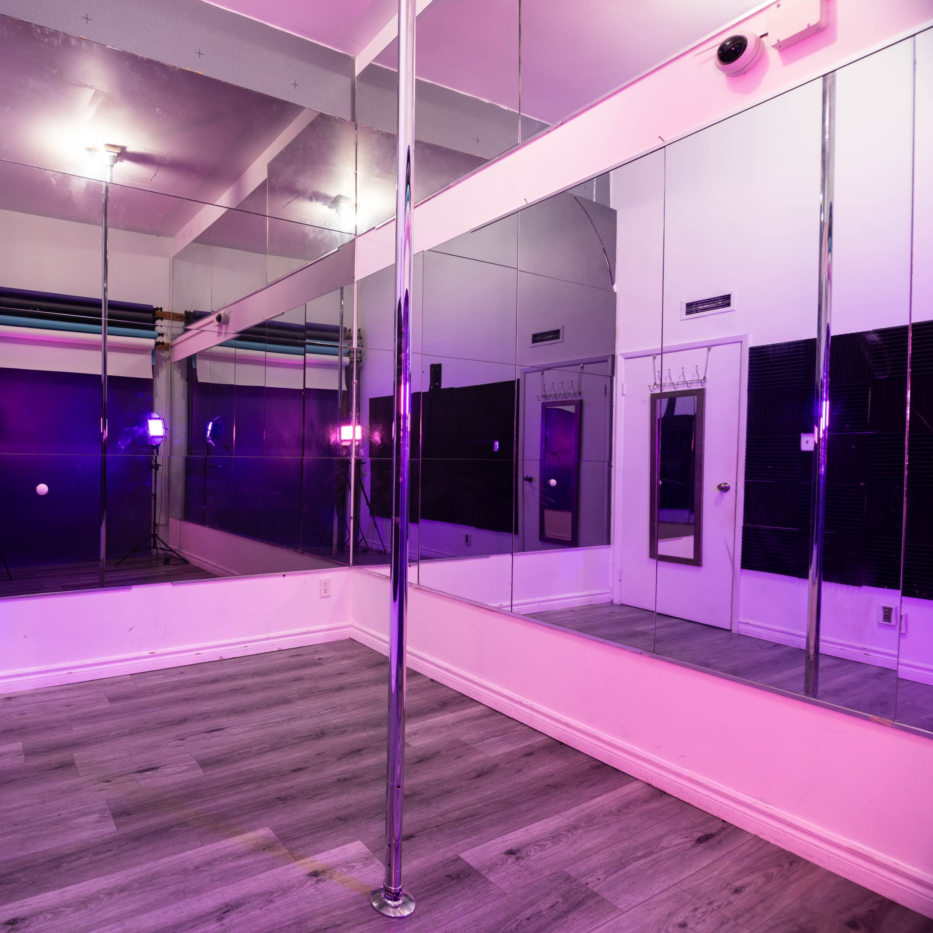 12 Ft Pole Studio With Mirrors, Paper Backdrops & Studio Lighting Image in Niagara, Toronto, ON