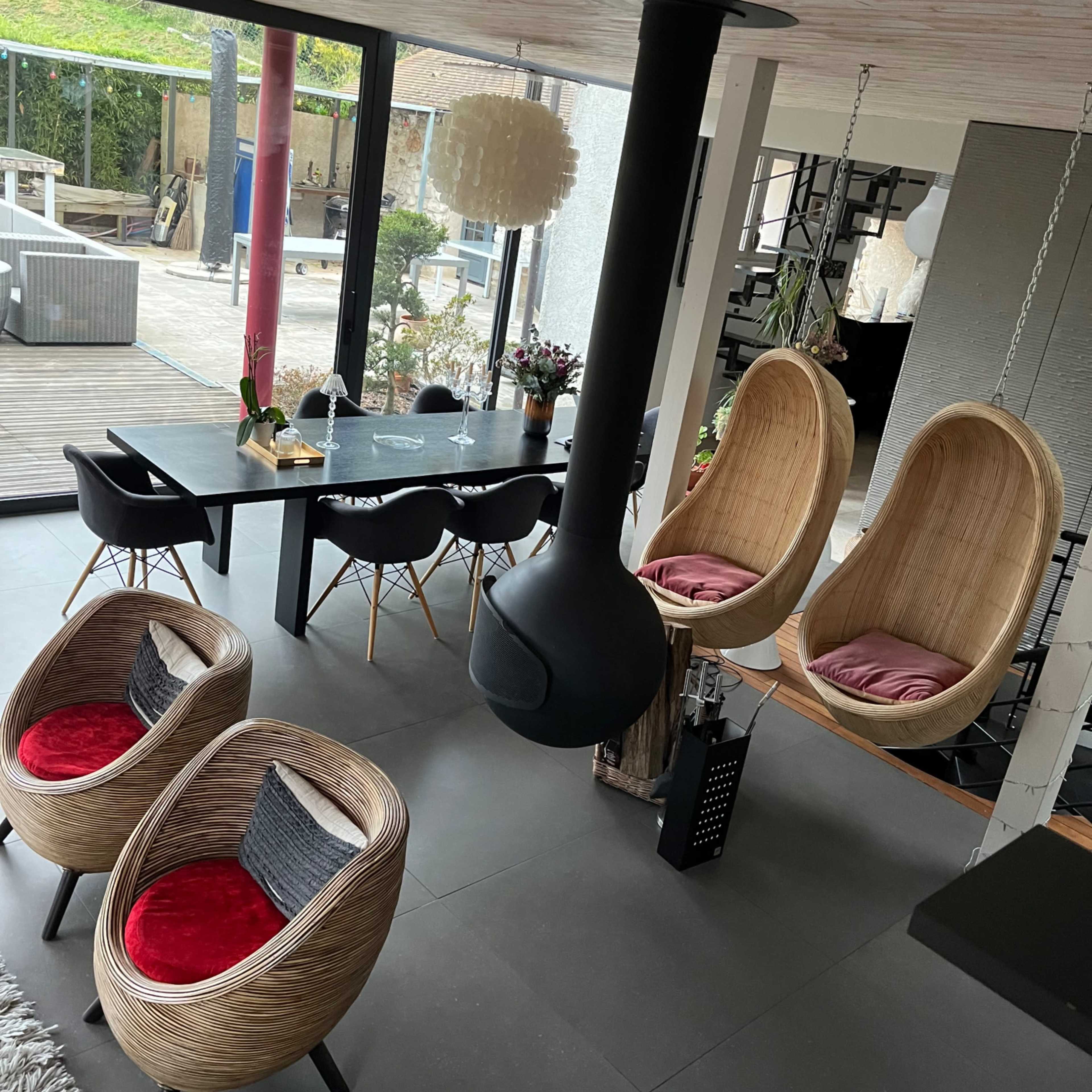 Longère en pierres et grandes baies vitrées contemporaines Image dans , Vert, Île-de-France