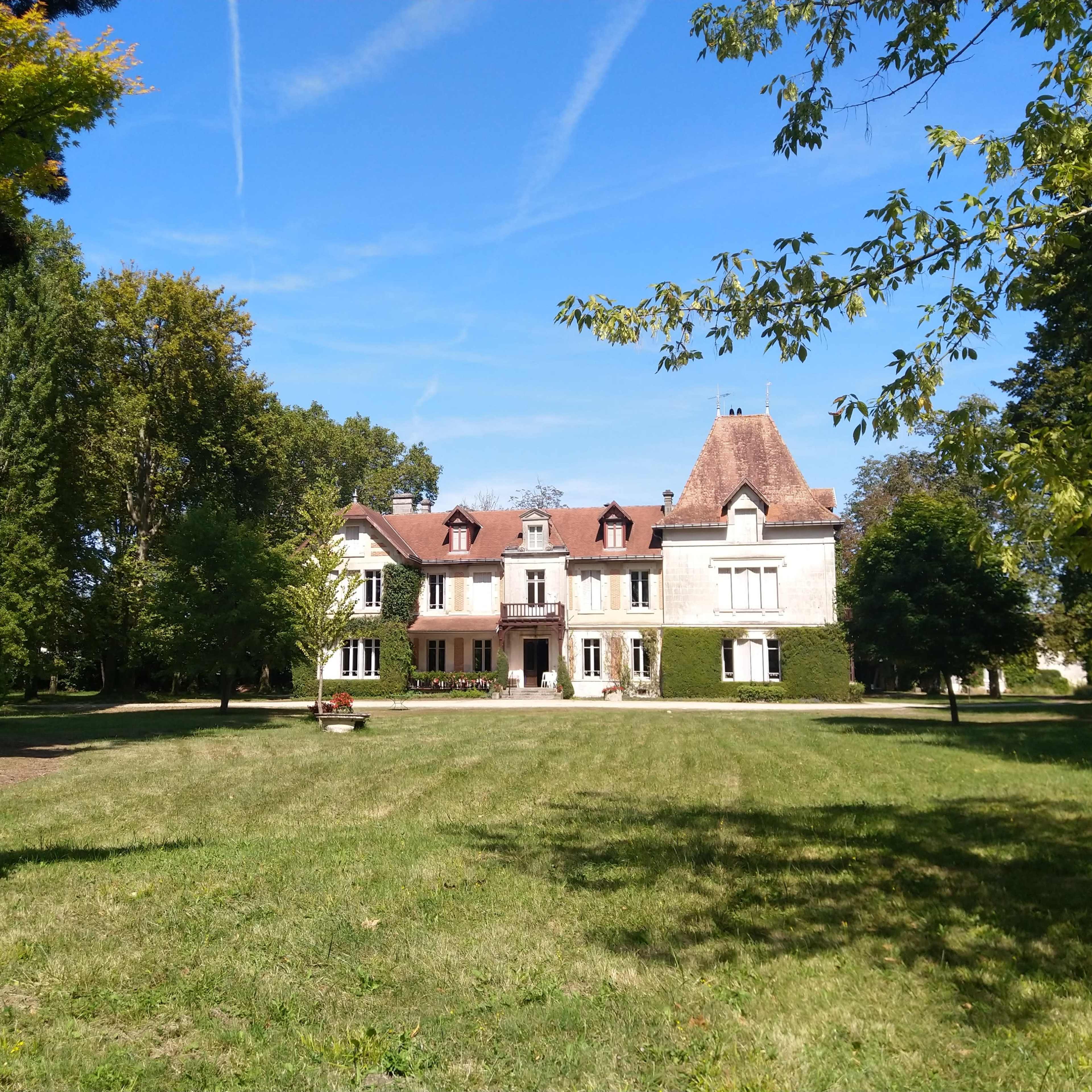 Country Manor in the middle of a large garden. Image dans Jarnac, Jarnac, Nouvelle-Aquitaine