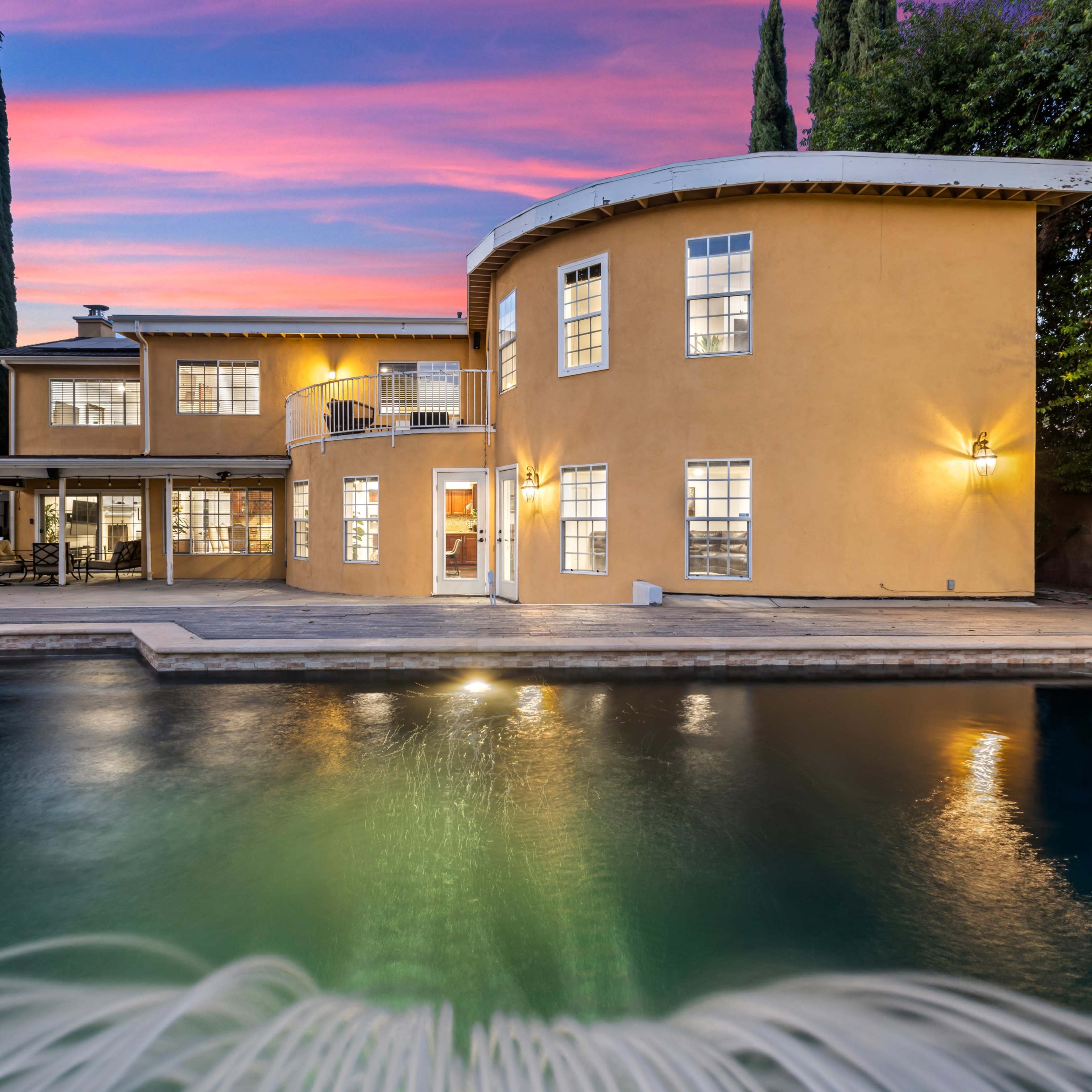 Villa Oasis: Spacious, Luxurious, Private Retreat. Image in West Hills, Los Angeles, CA