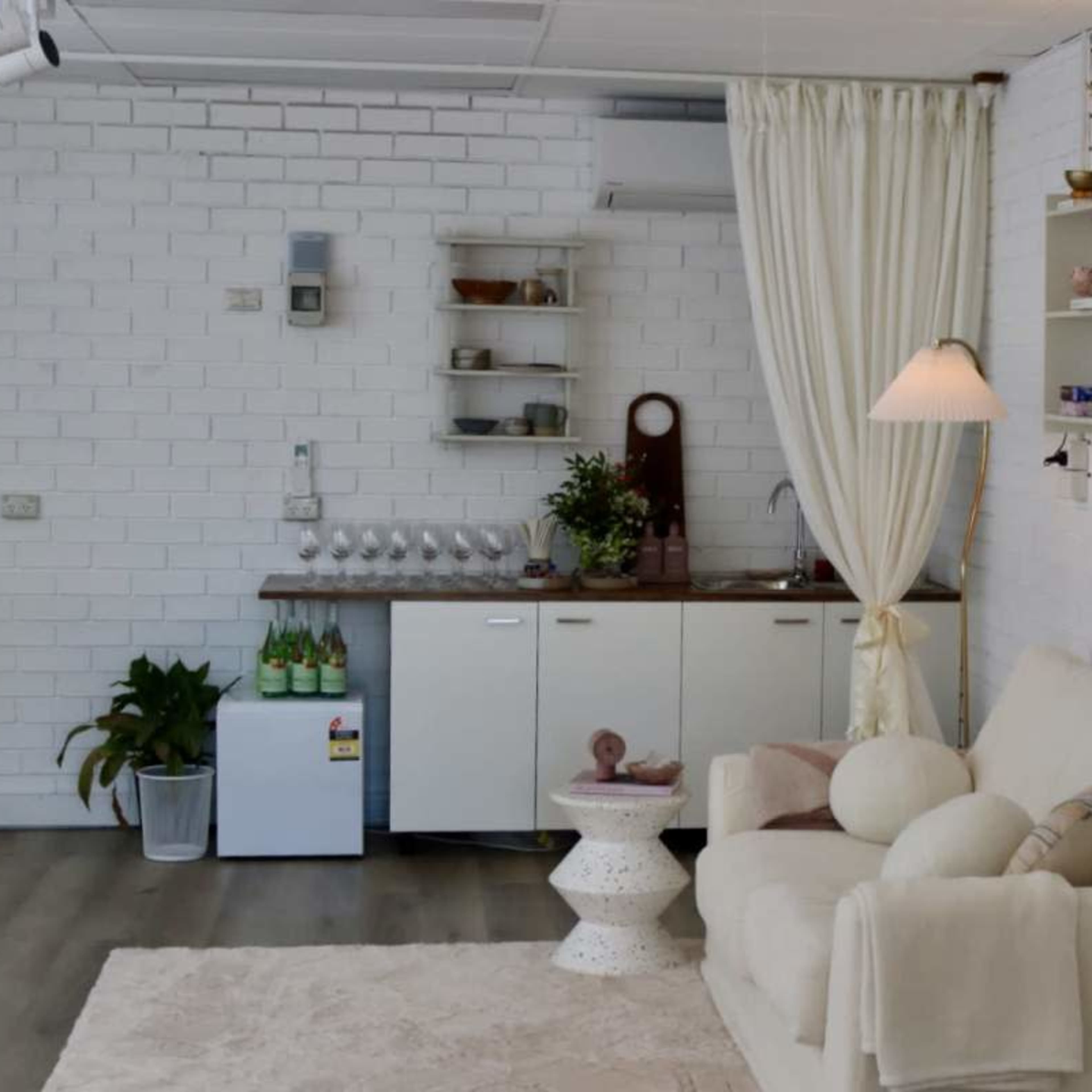 Aesthetic urban private  studio with cozy chic vibes Image in Central Coast, Central Coast, NSW