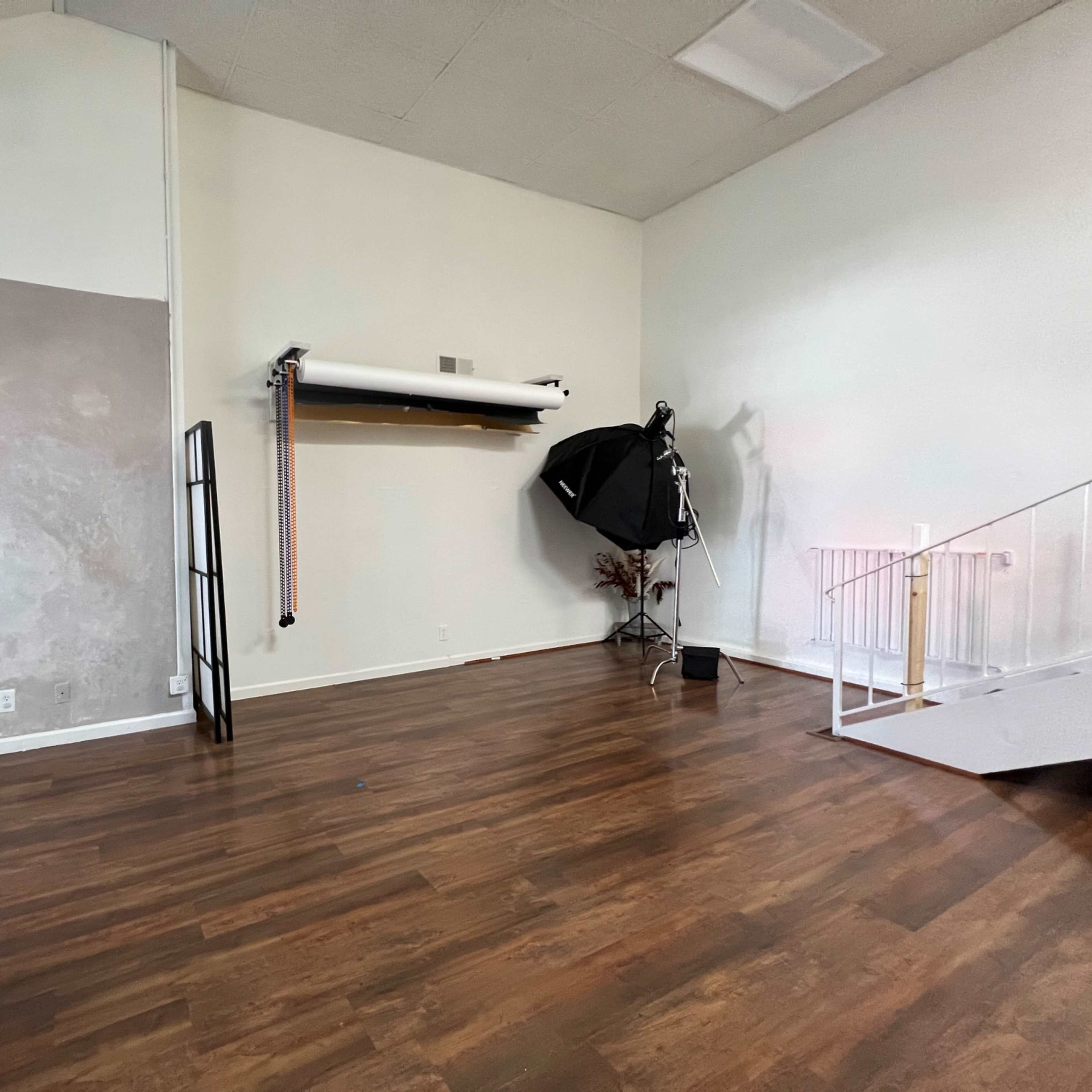 Maternity/Newborn Studio with Props and Outfits Image in Woodland Hills, Los Angeles, CA