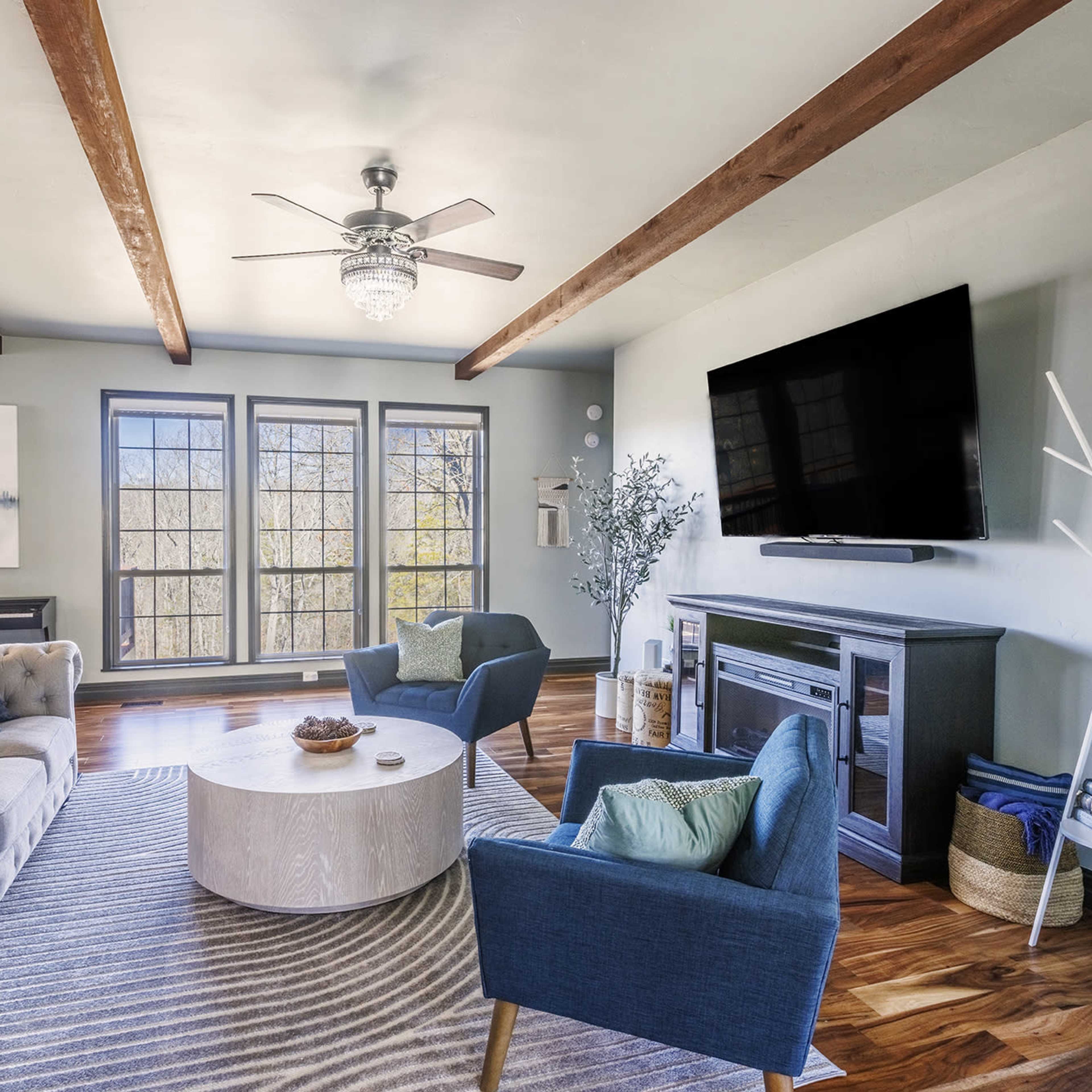Stunning Luxury Home with Chefs Kitchen, upgrades throughout and lush private yard Image in Bella Vista, Bella Vista, AR