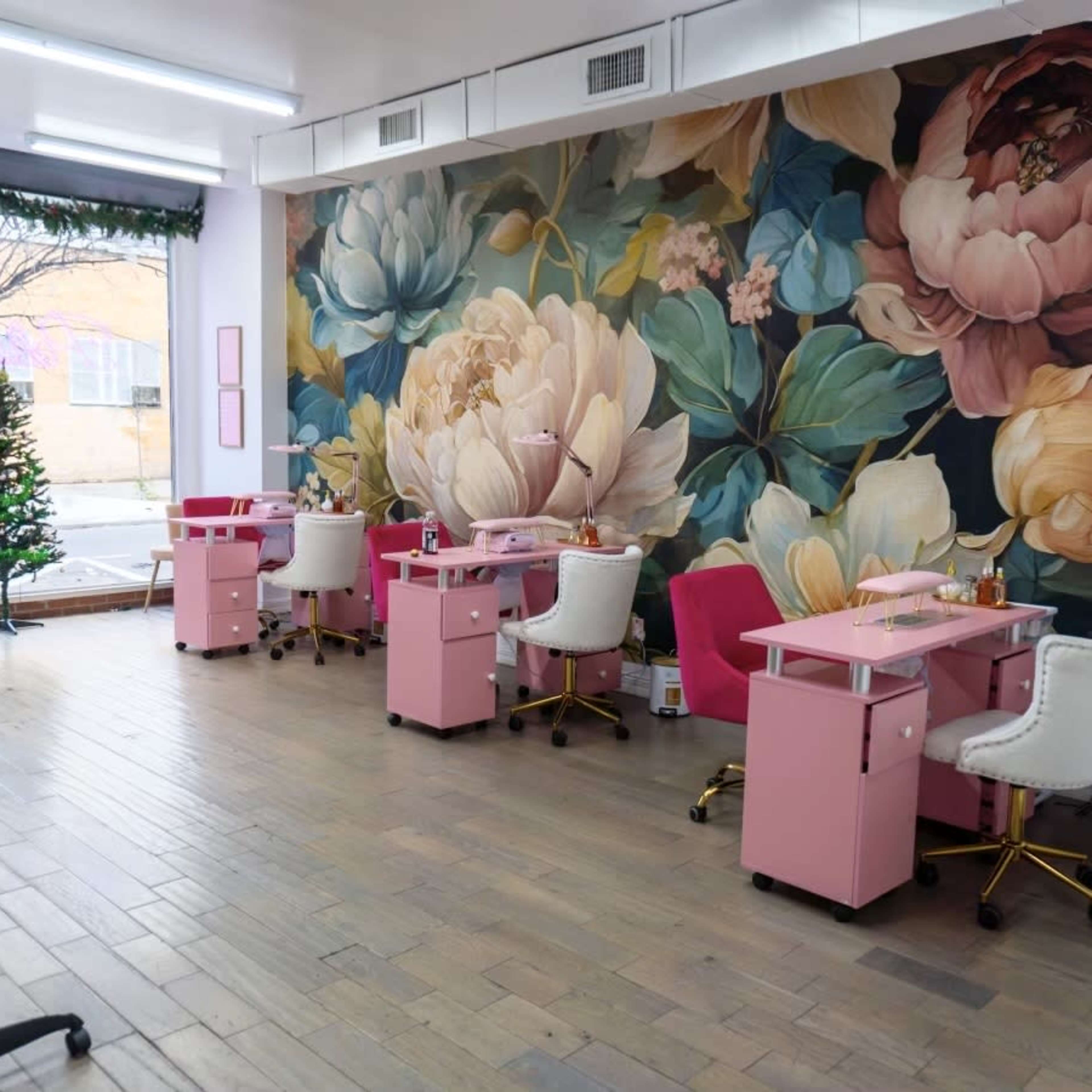 Floral, feminine, spacious Image in Astoria, Queens County, NY