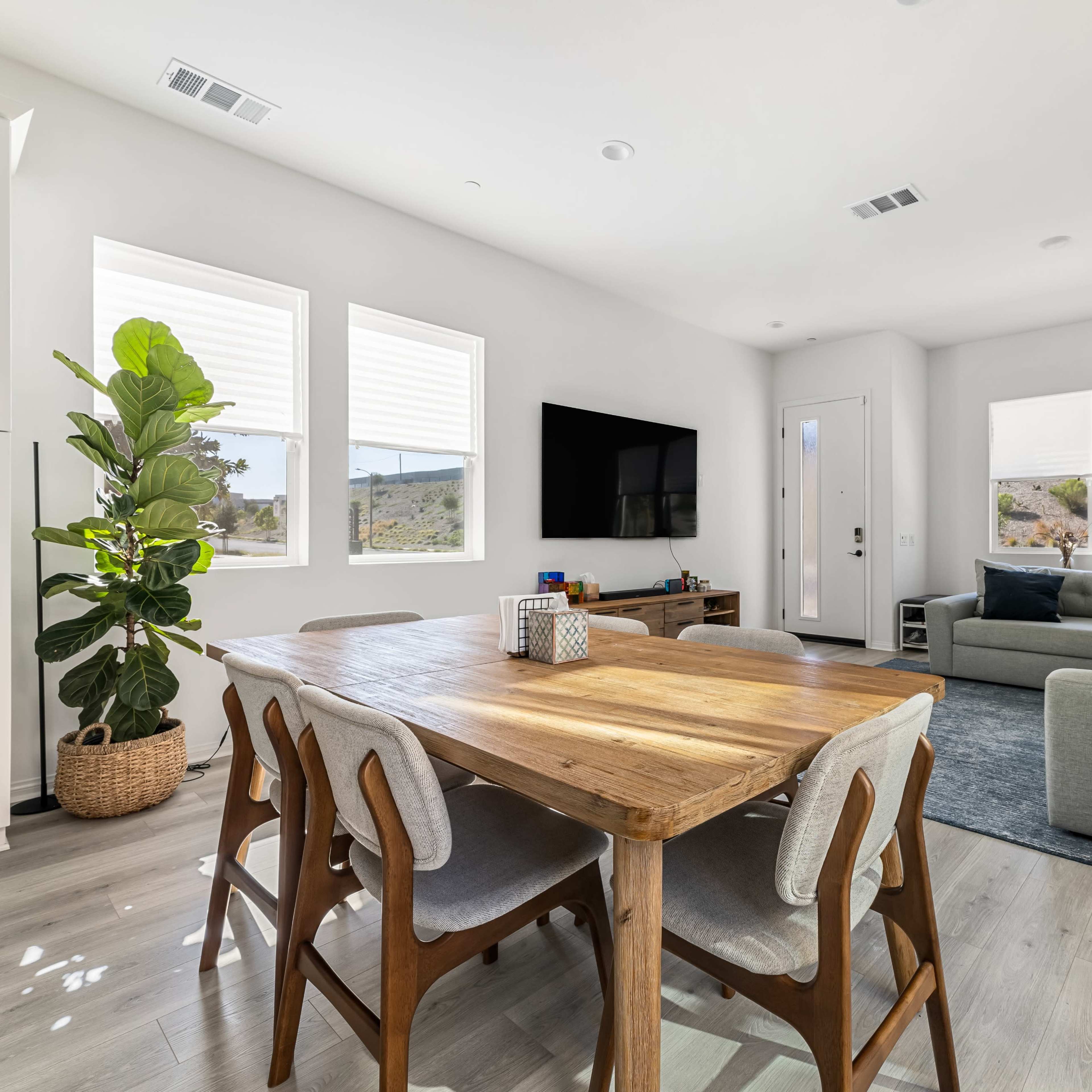 Modern Home with Beautiful Chef’s Kitchen and Gorgeous Patio Image in , Los Angeles County, CA
