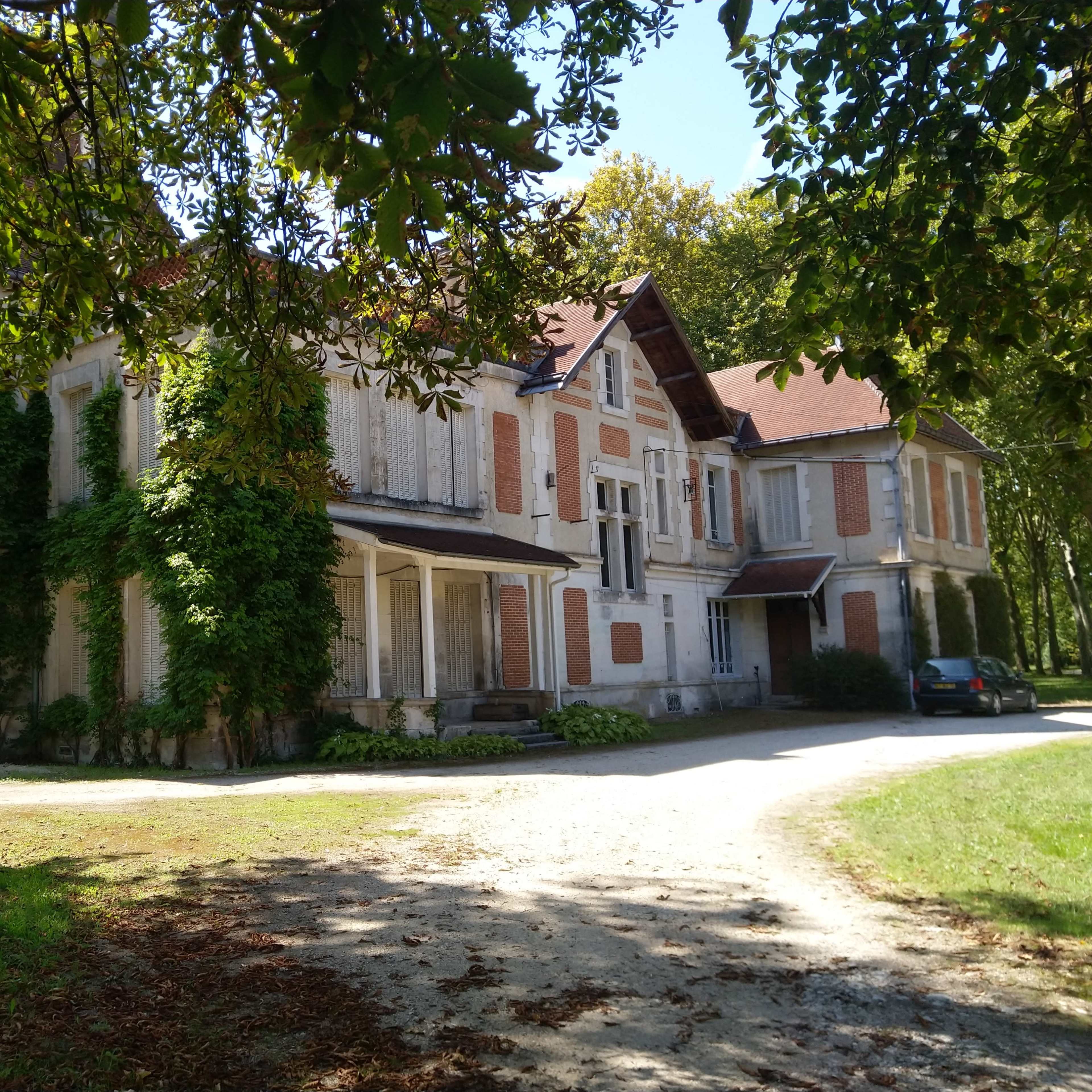 Country Manor in the middle of a large garden. Image dans Jarnac, Jarnac, Nouvelle-Aquitaine