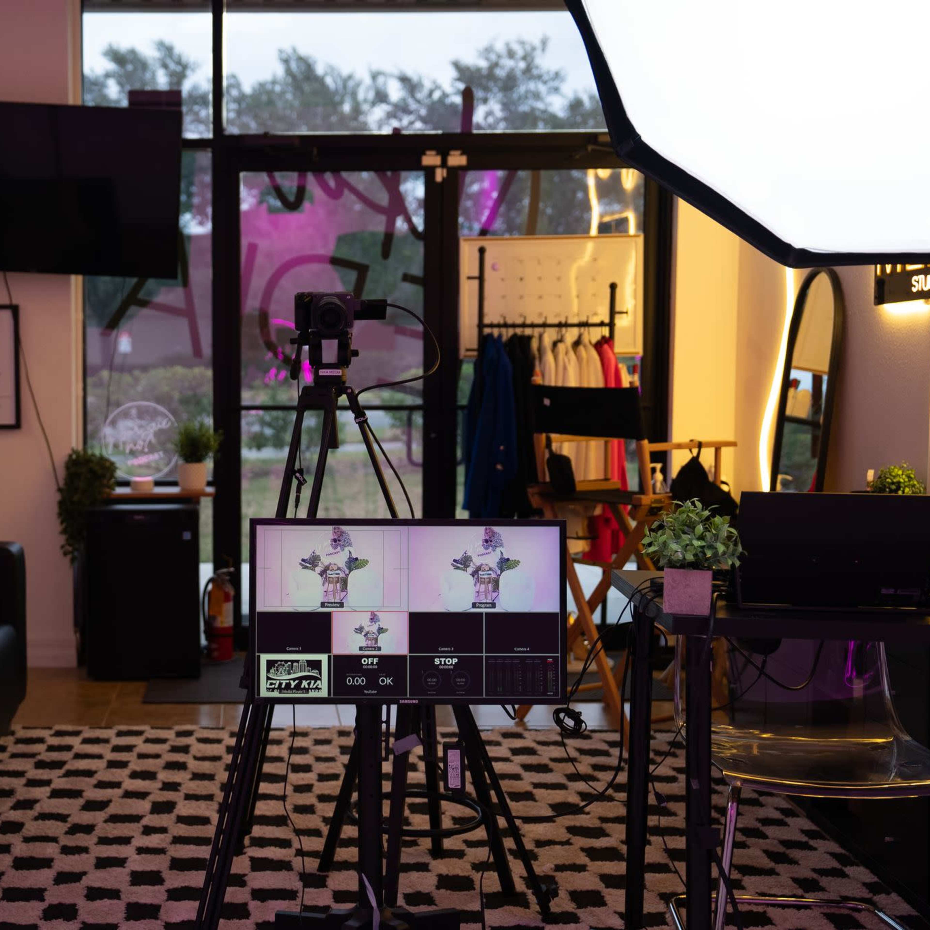 Modern Creative Studio w/ Cyclorama, Kitchen & Podcast Set Image in , Orlando, FL