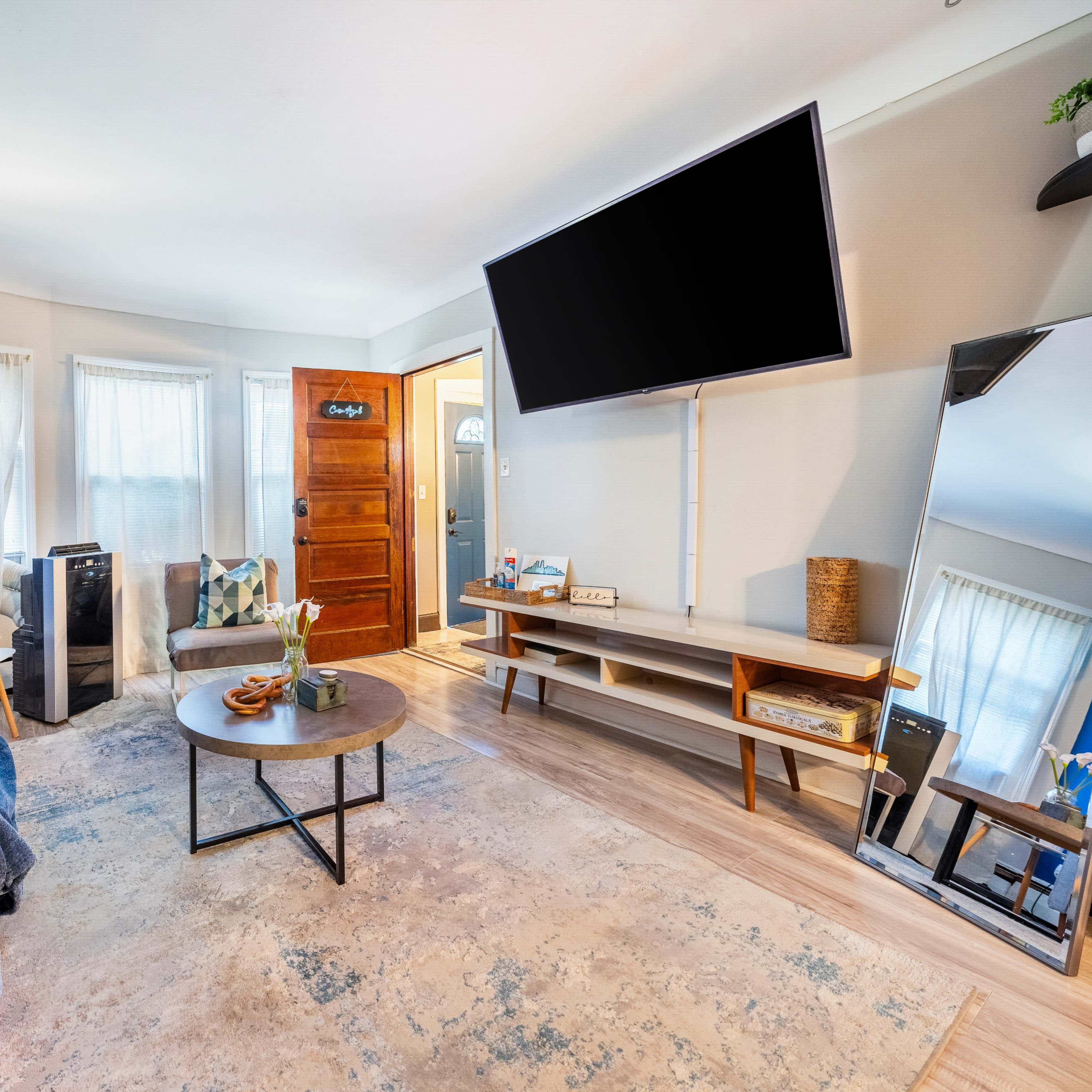 Charming and Relaxed Blue Apartment with Patio Image in South Side, Chicago, IL
