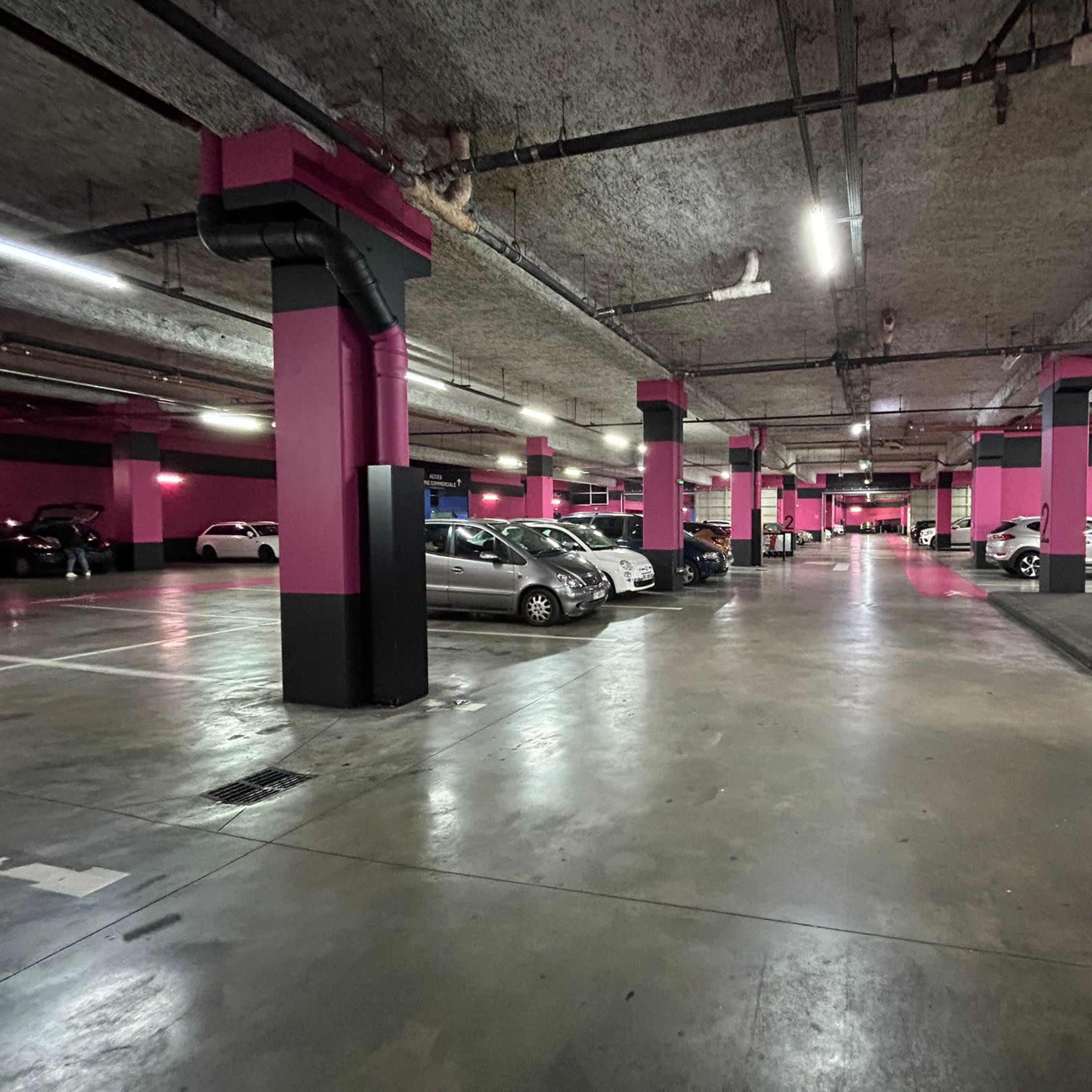 Décor/Lieu de tournage: Parking souterrain Image dans , Sarcelles, Île-de-France
