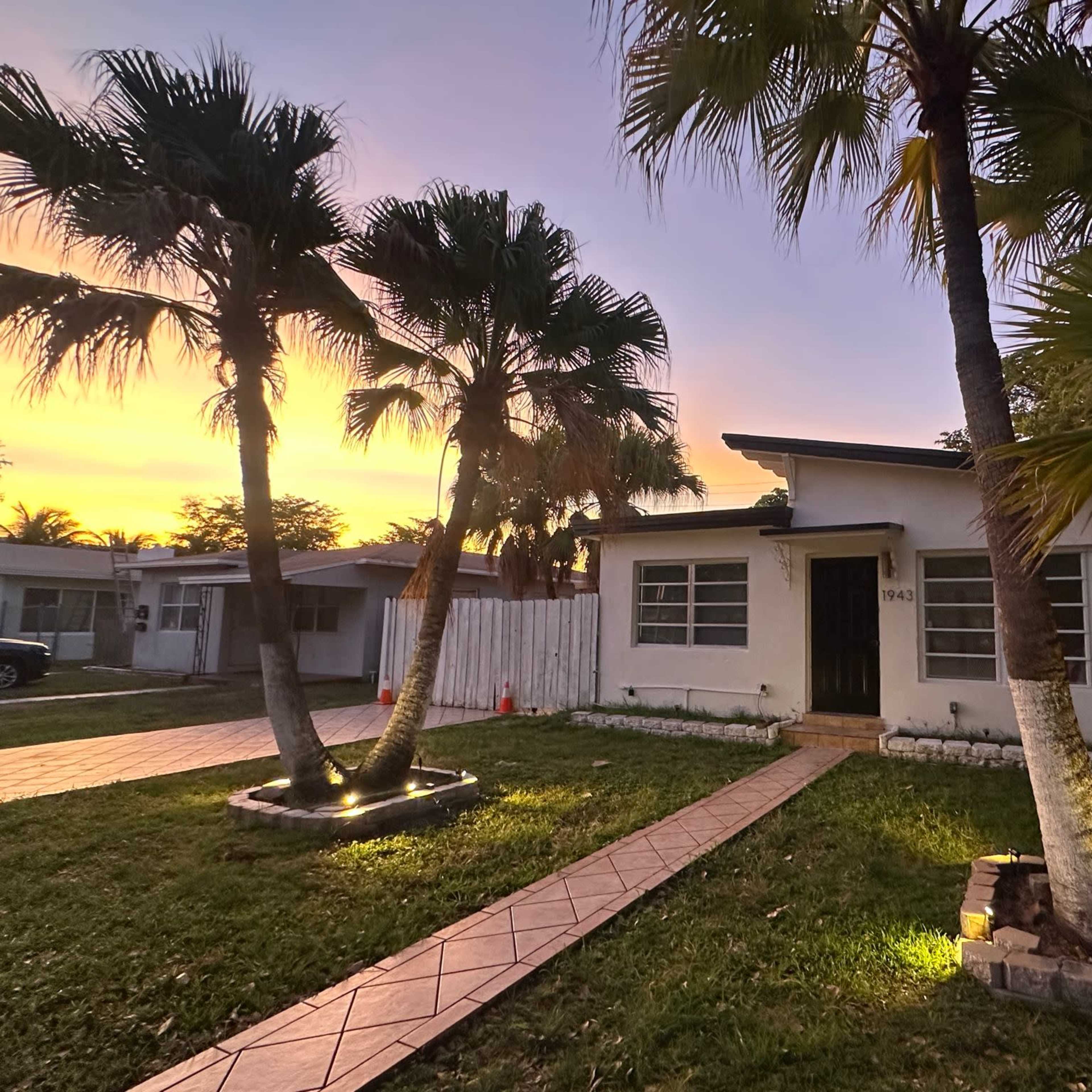Tropical and Beachy 2 Bedroom Villa Image in Parkside, Hollywood, FL