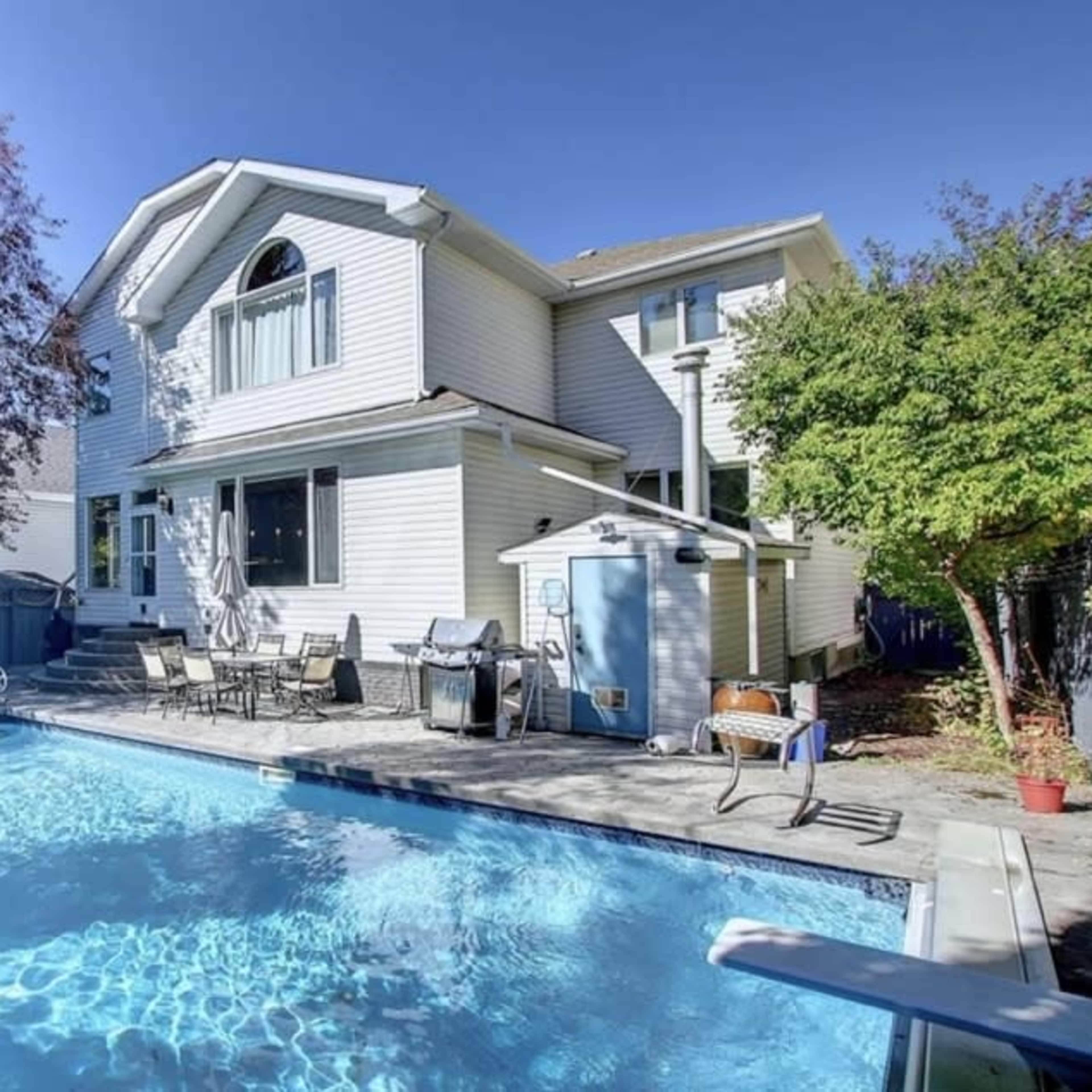 Huge house with over 3000 square feet. An unground beautiful tiled pool with loads of pool toys lights and games. Outdoor speakers and Hottub!!!! Image in Douglasdale, Calgary, AB