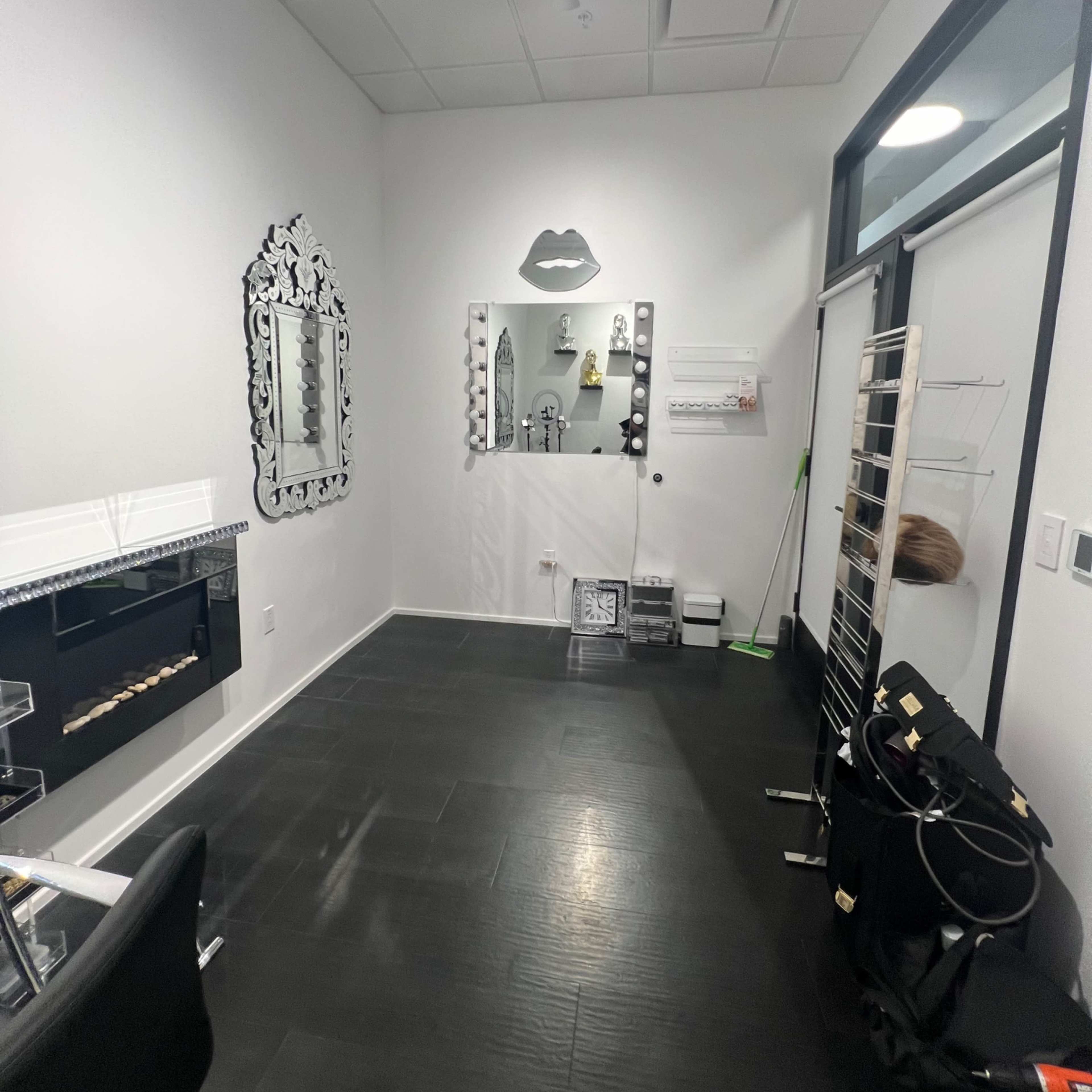 Luxury suite inside Salon Republic Image in Emeryville, Emeryville, CA