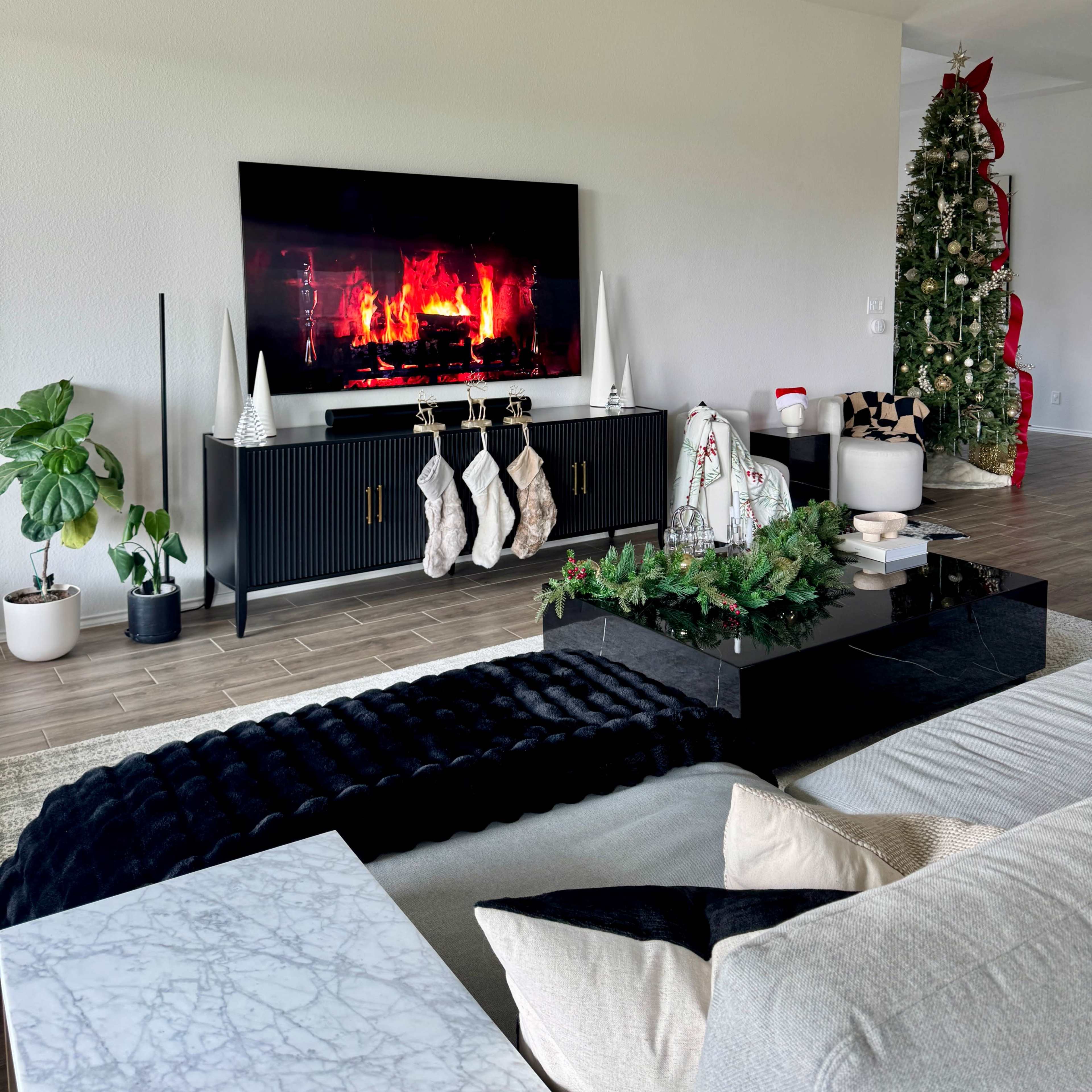 Holiday Picture Perfect Minimalist & Modern Suburban Oasis - Ideal for Holiday Photoshoots - Skip the City, Stay Suburban Image in , Richmond, TX