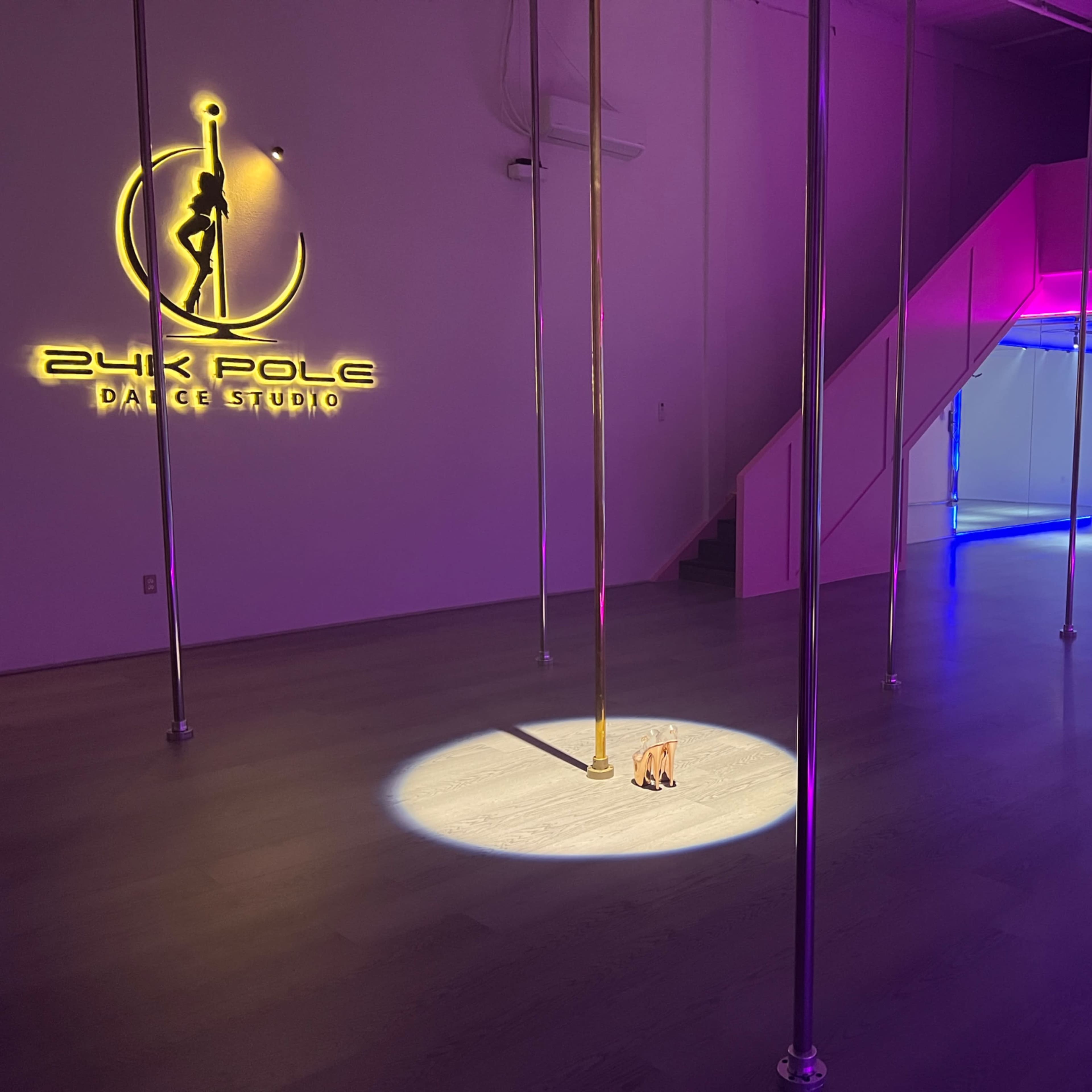 Spacious Urban Dance Studio with 18-Foot Poles & Mirrored Ceiling Image in East Peralta, Oakland, CA