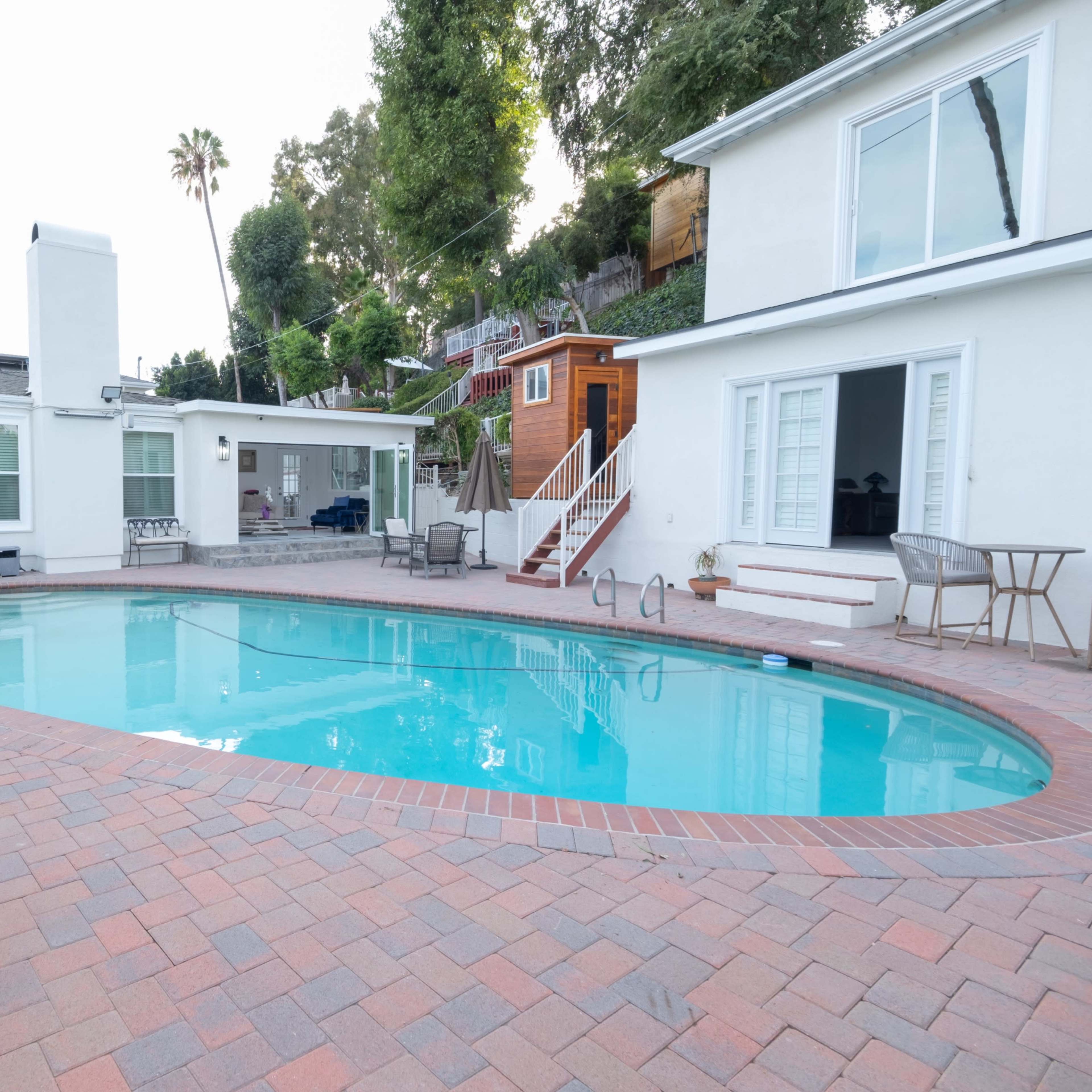 Modern White House tranquil retreat Image in Woodland Hills, Los Angeles, CA