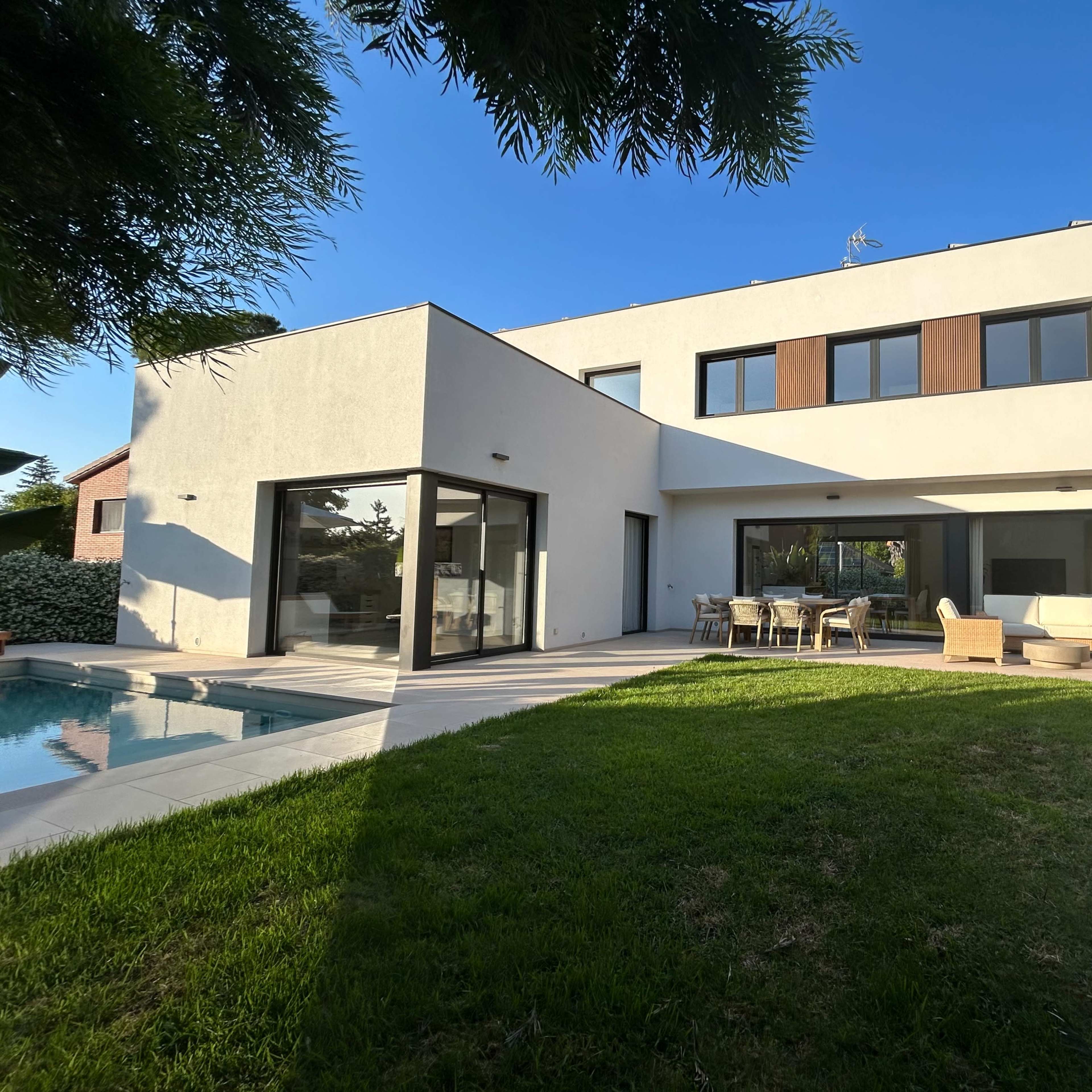 Casa Moderna del 2024 con Jardín, Piscina y comedor de 60m2 abierto. Imagen en , Sant Cugat del Vallès, CT