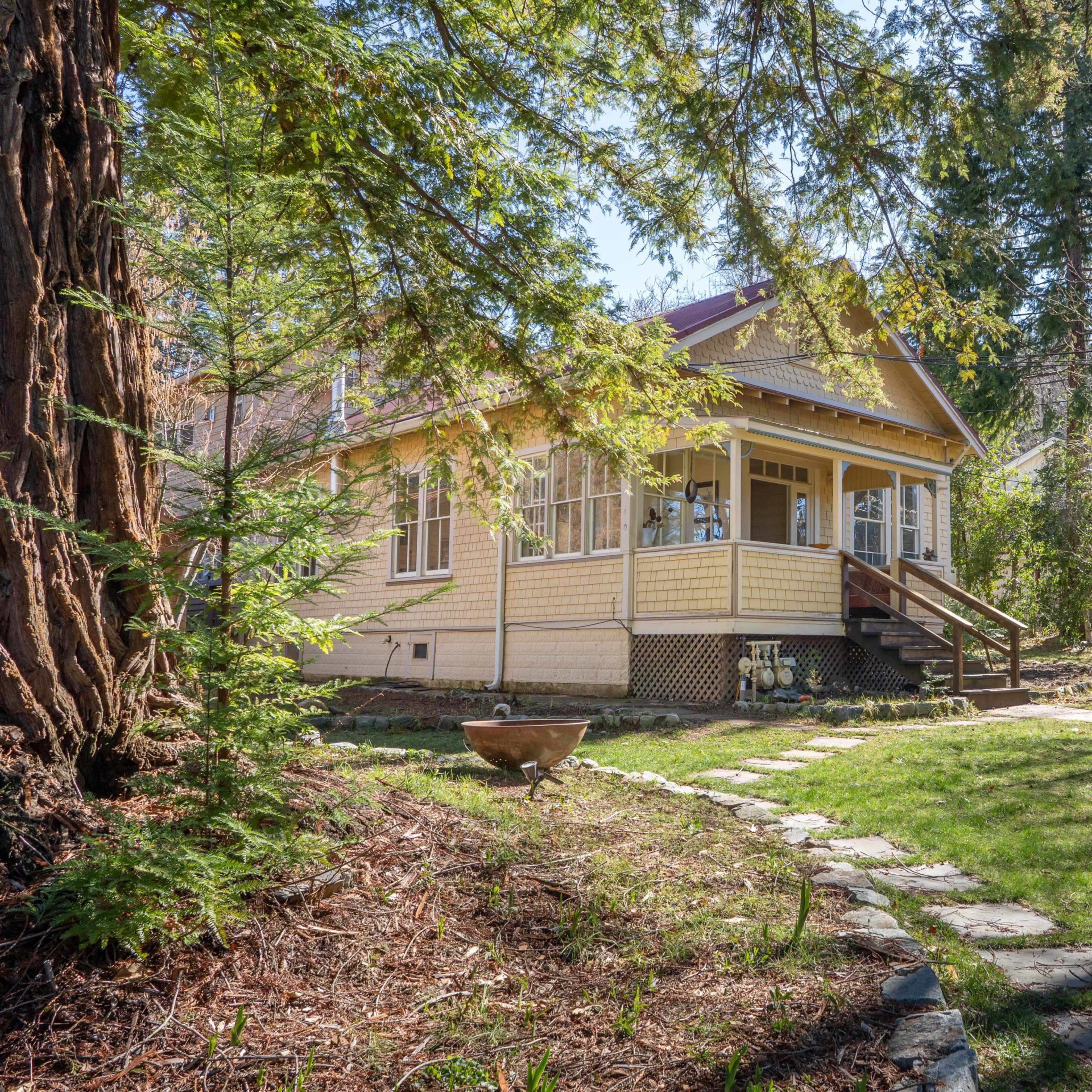 Downtown historic 4 bedroom home, carriage house, studio space, hot tub, gardens, outdoor dining dreamy property Image in Nevada City, Nevada City, CA