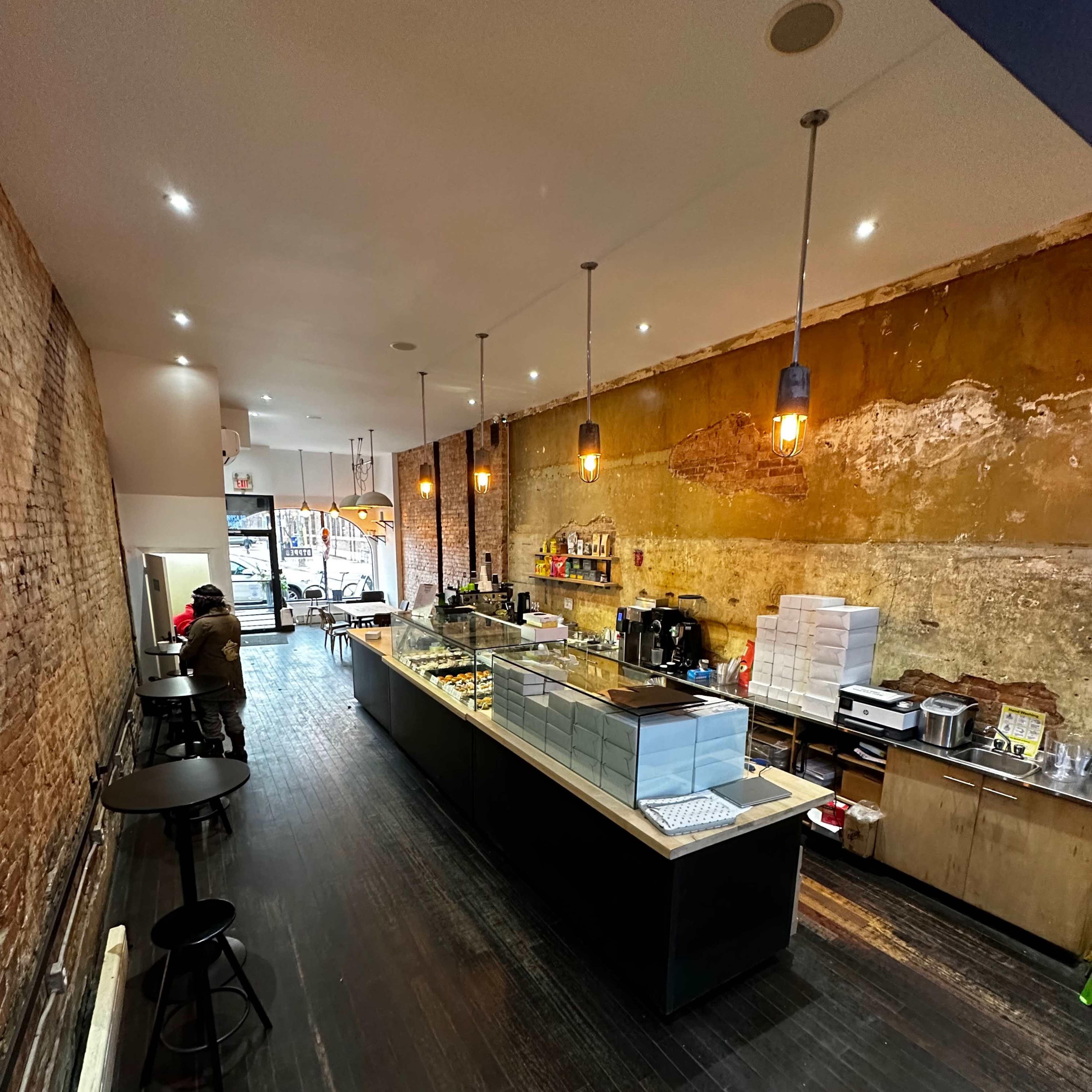 Downtown 1000sqft rustic Space with high ceilings, brick walls and cozy atmosphere Image in Parkdale, Toronto, ON