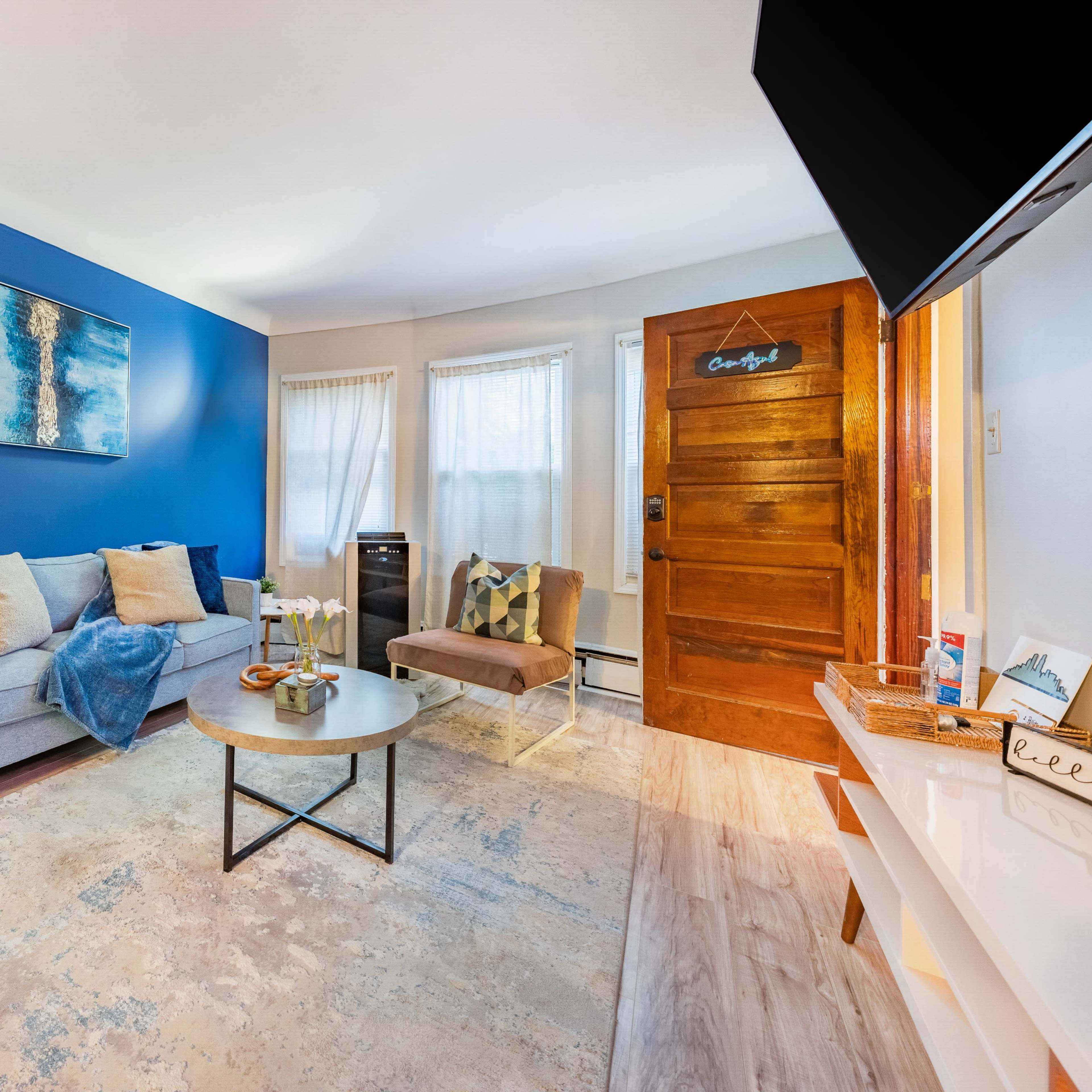 Charming and Relaxed Blue Apartment with Patio Image in South Side, Chicago, IL