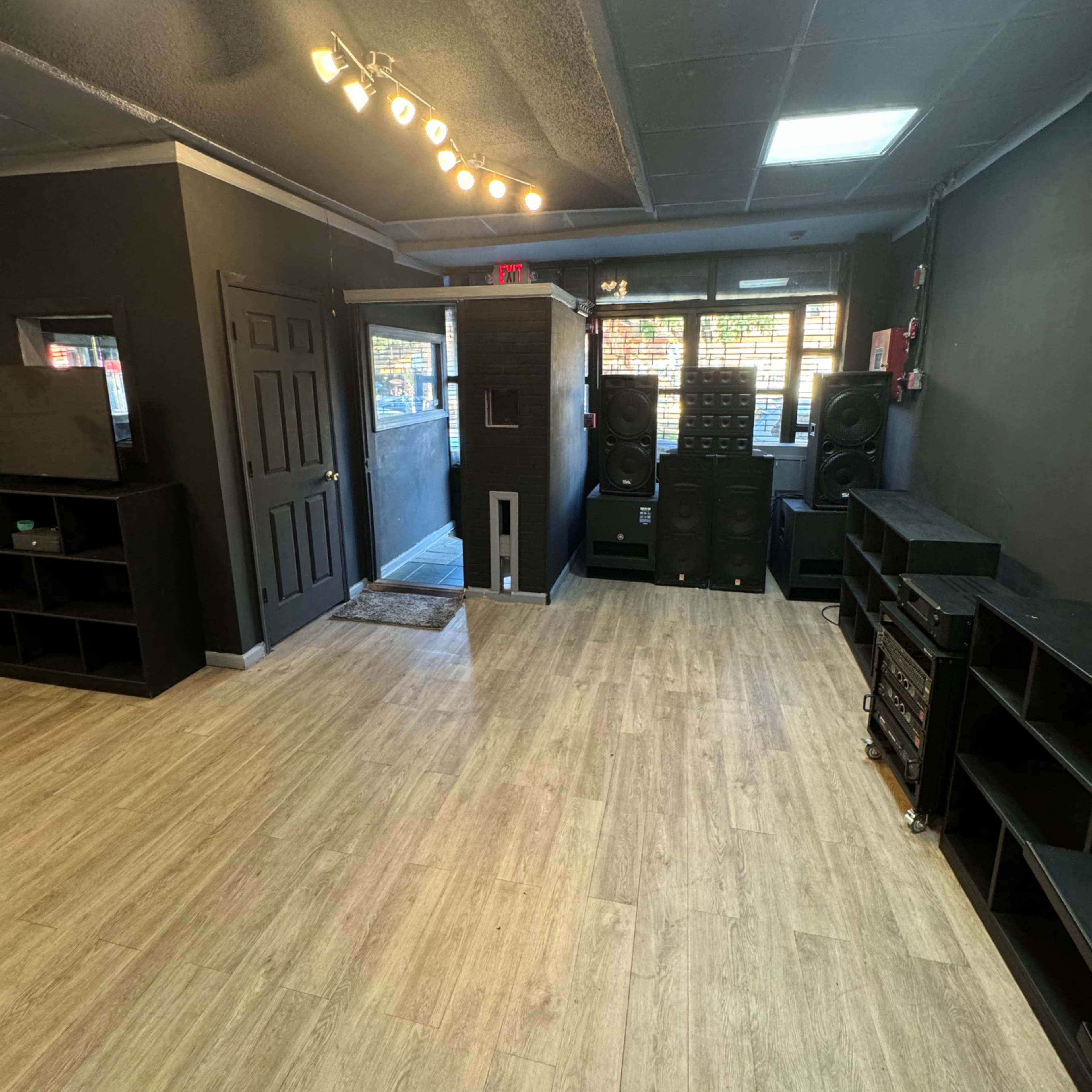 Event space in Canarsie, Brooklyn, offers 1,200 sq. ft. of versatile space, plus a 300 sq. ft. back patio Image in Canarsie, Brooklyn, NY