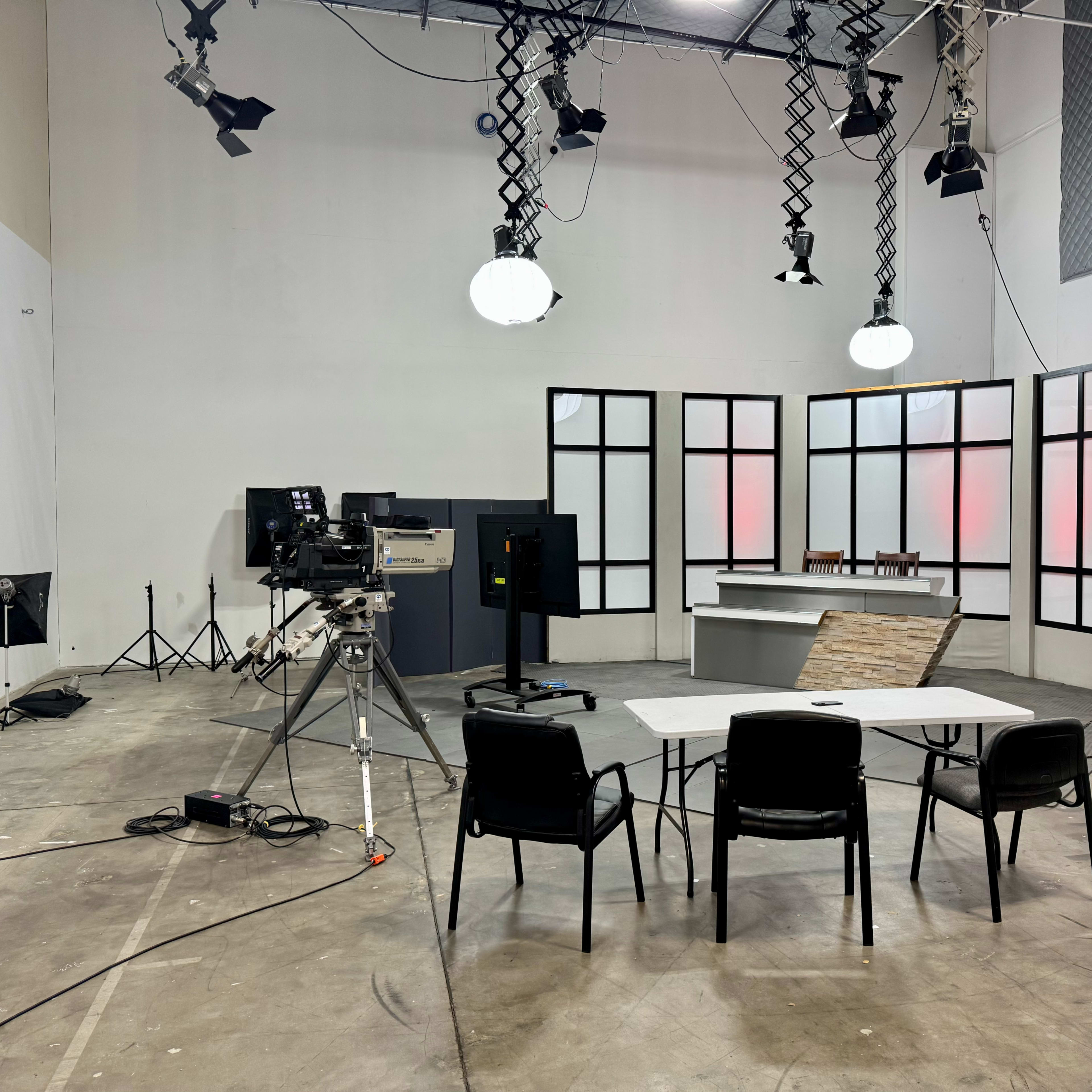 Versatile Production Studio with grid lighting 52 by 32 ft Image in St. Petersburg, St. Petersburg, FL