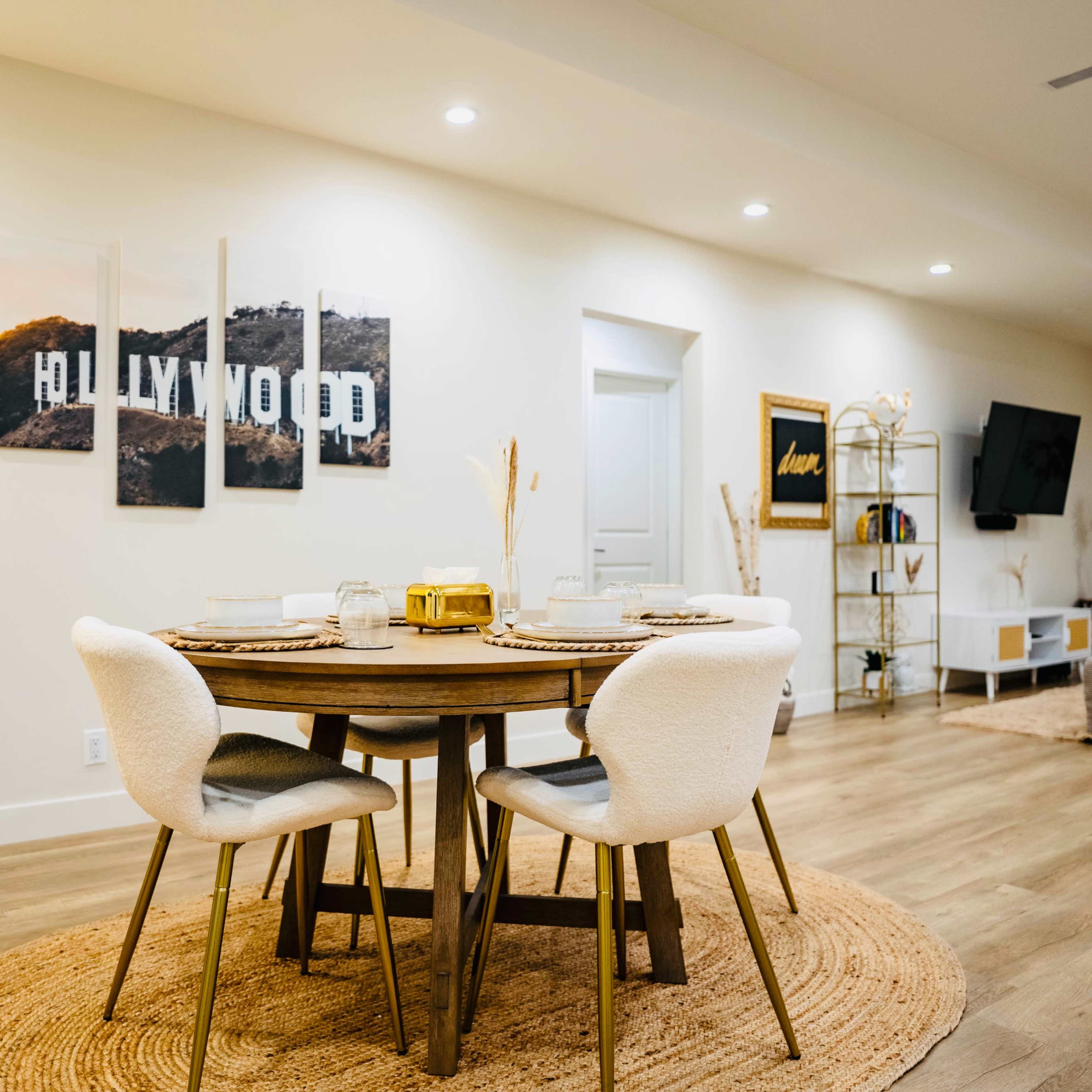 Modern & Stylish space for Creative Projects, Near Burbank! Image in North Hollywood, Los Angeles, CA