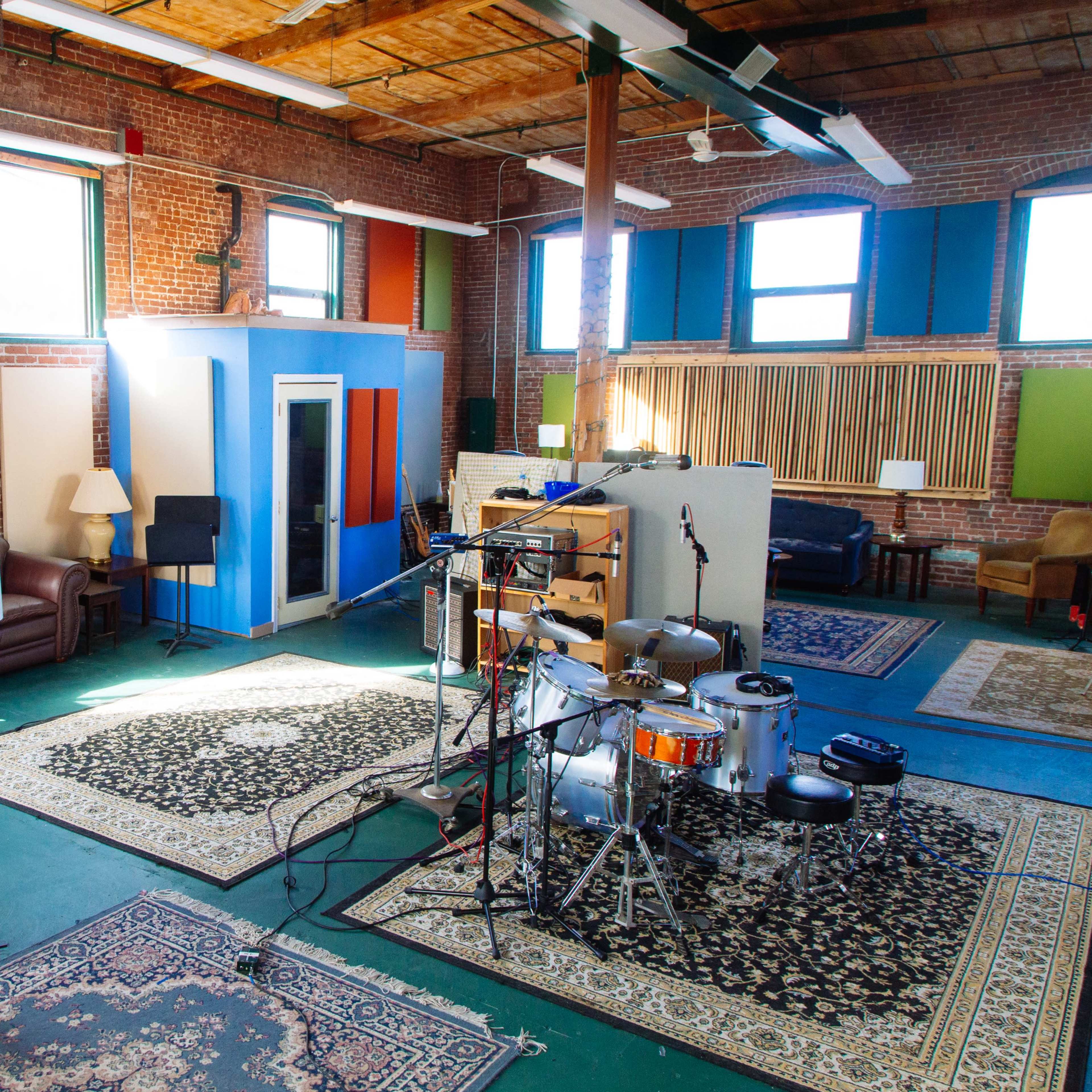 Exposed Brick Mill Building with Natural Light and High Ceilings Image in Lincoln, Lincoln, RI