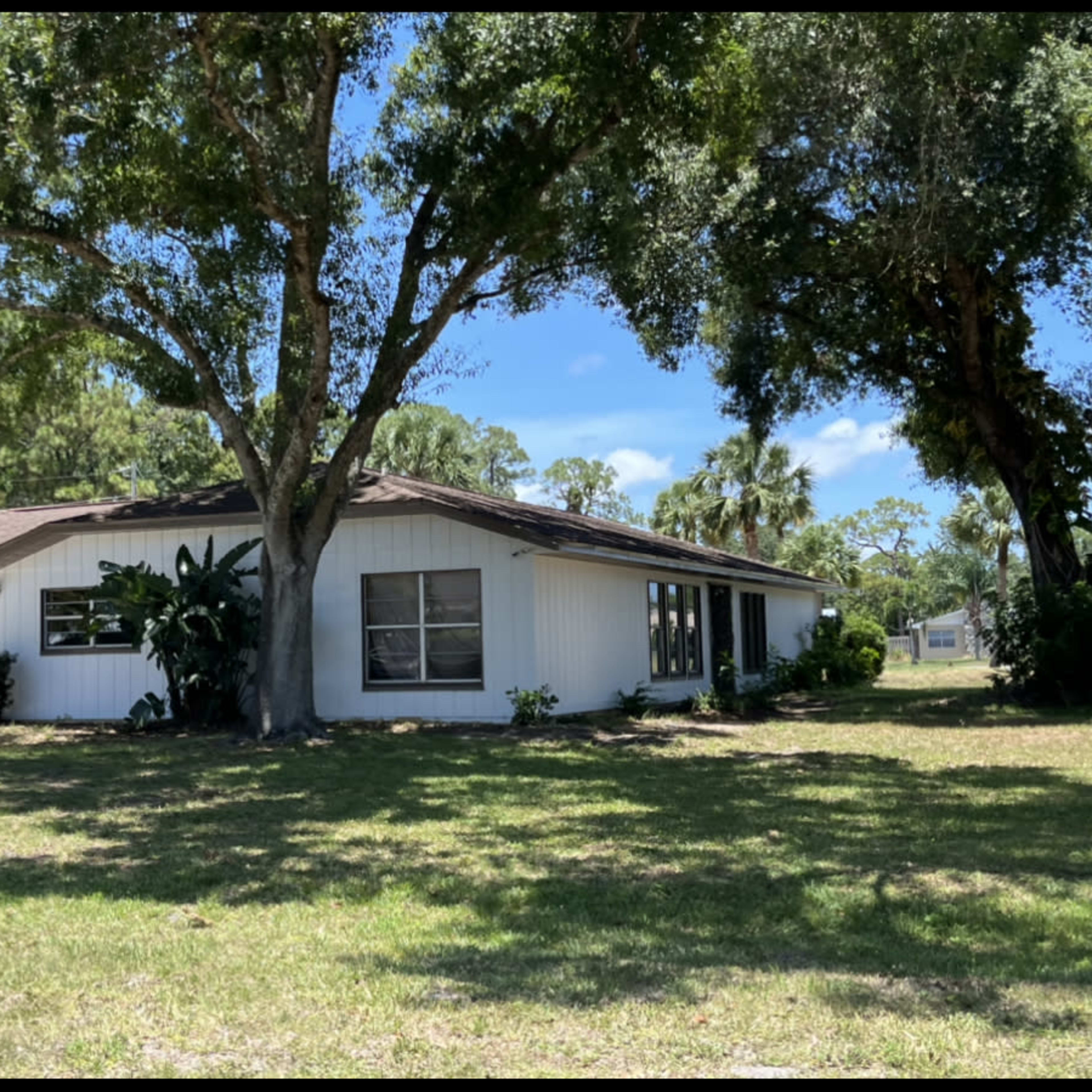 Light & Spacious Lakefront Modern 3/1 FarmHouse with Pool Image in Lakewood Park, Fort Pierce, FL