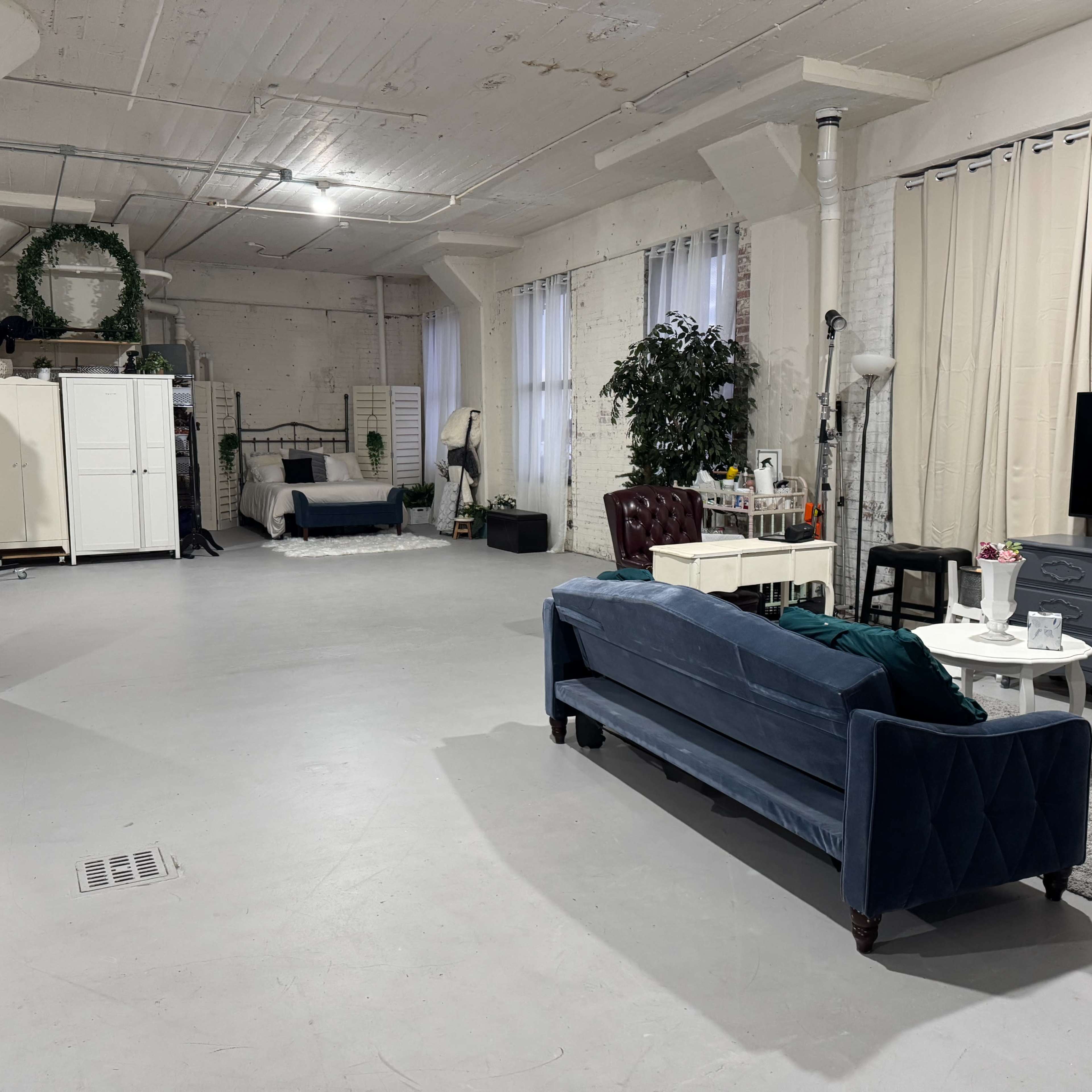 Downtown Indianapolis Studio Bright & Spacious with Stunning Natural Light with Free Parking Image in Upper Canal, Indianapolis, IN